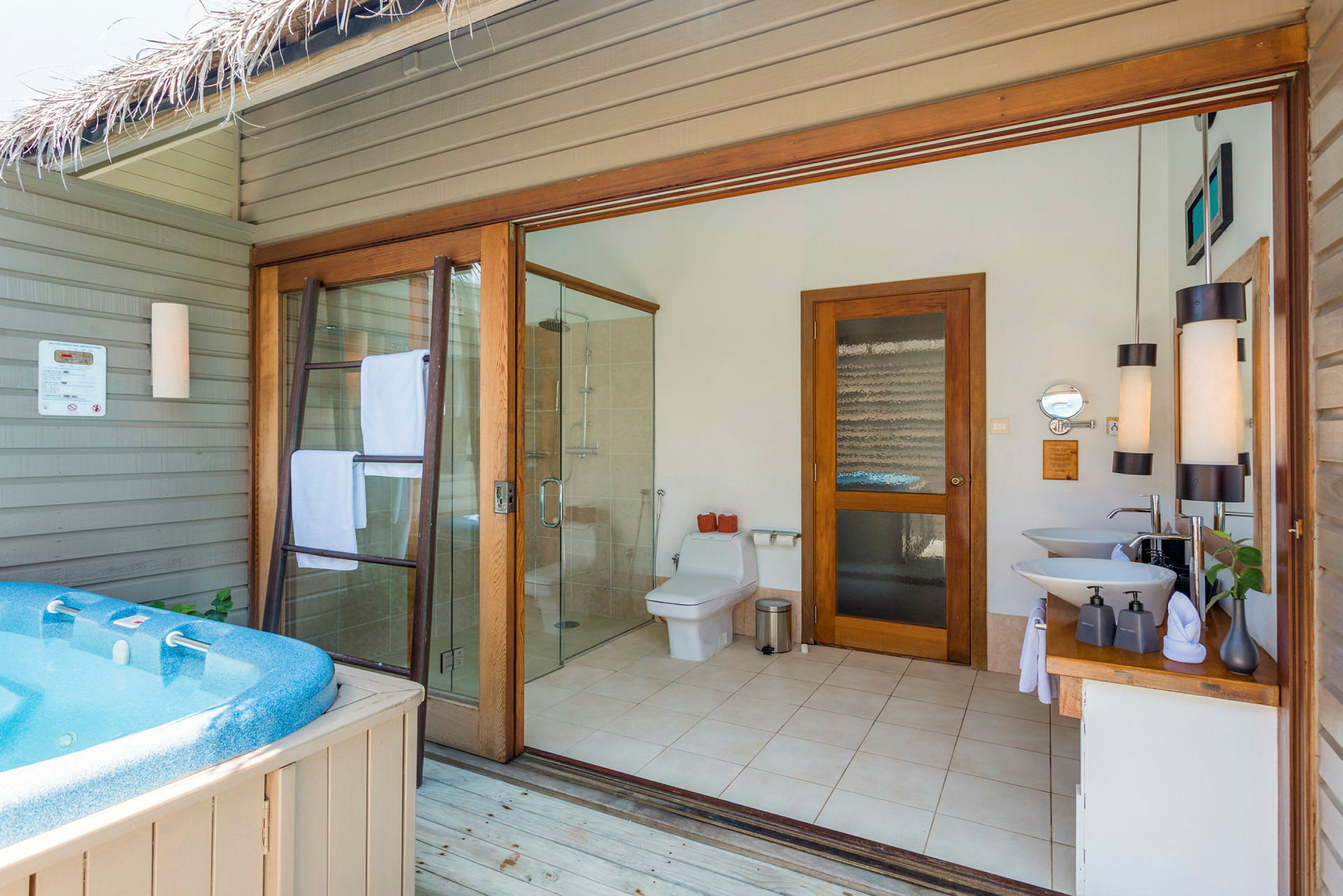 Badeværelse med åben planløsning og jacuzzi udenfor. (AI-genereret tekst)