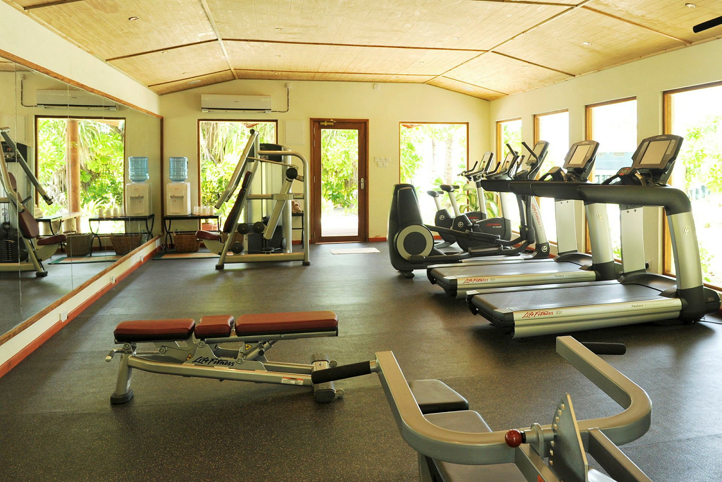 Et fitnesscenter med træningsmaskiner og løbebånd. (AI-genereret tekst)