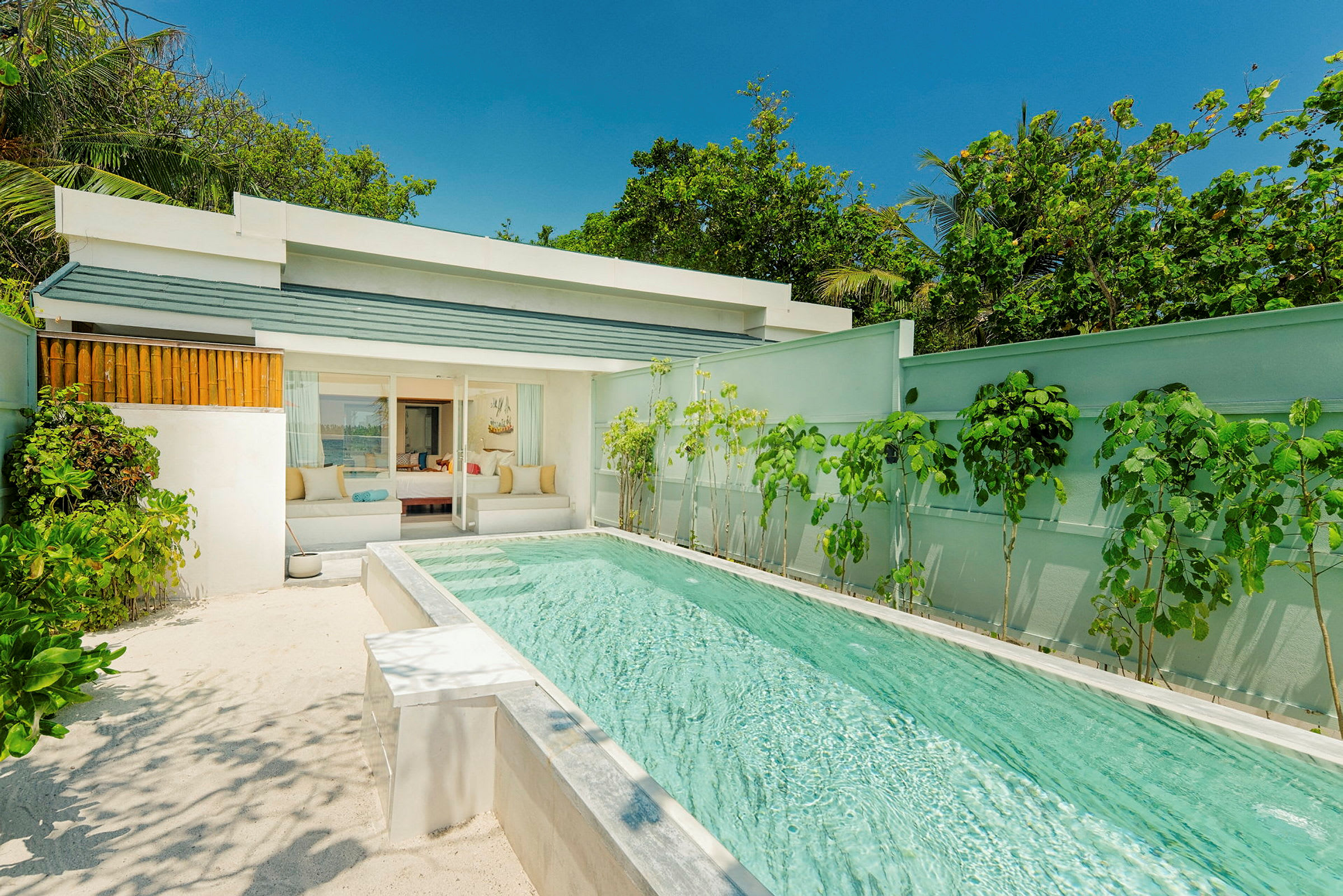 Villa med privat pool og vegetation omkring. (AI-genereret tekst)