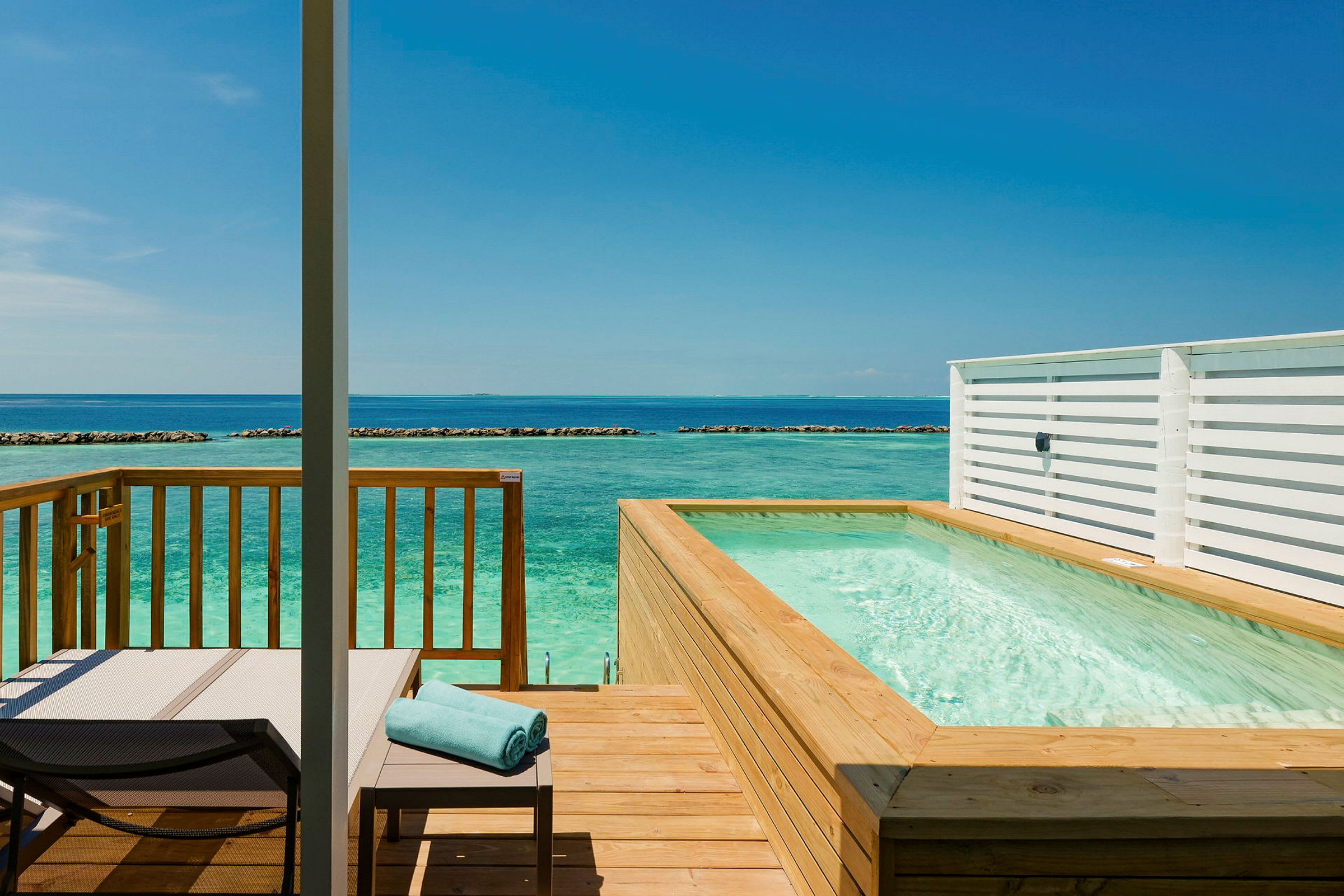 Terrasse med privat pool ved havet. (AI-genereret tekst)