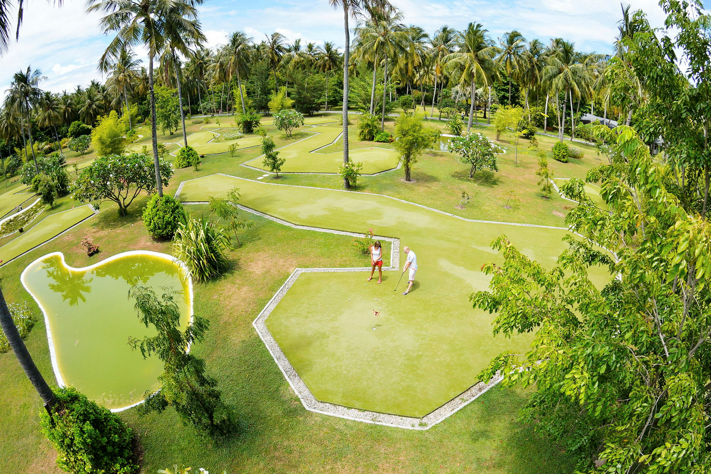 To personer spiller minigolf i en tropisk have med palmer. (AI-genereret tekst)