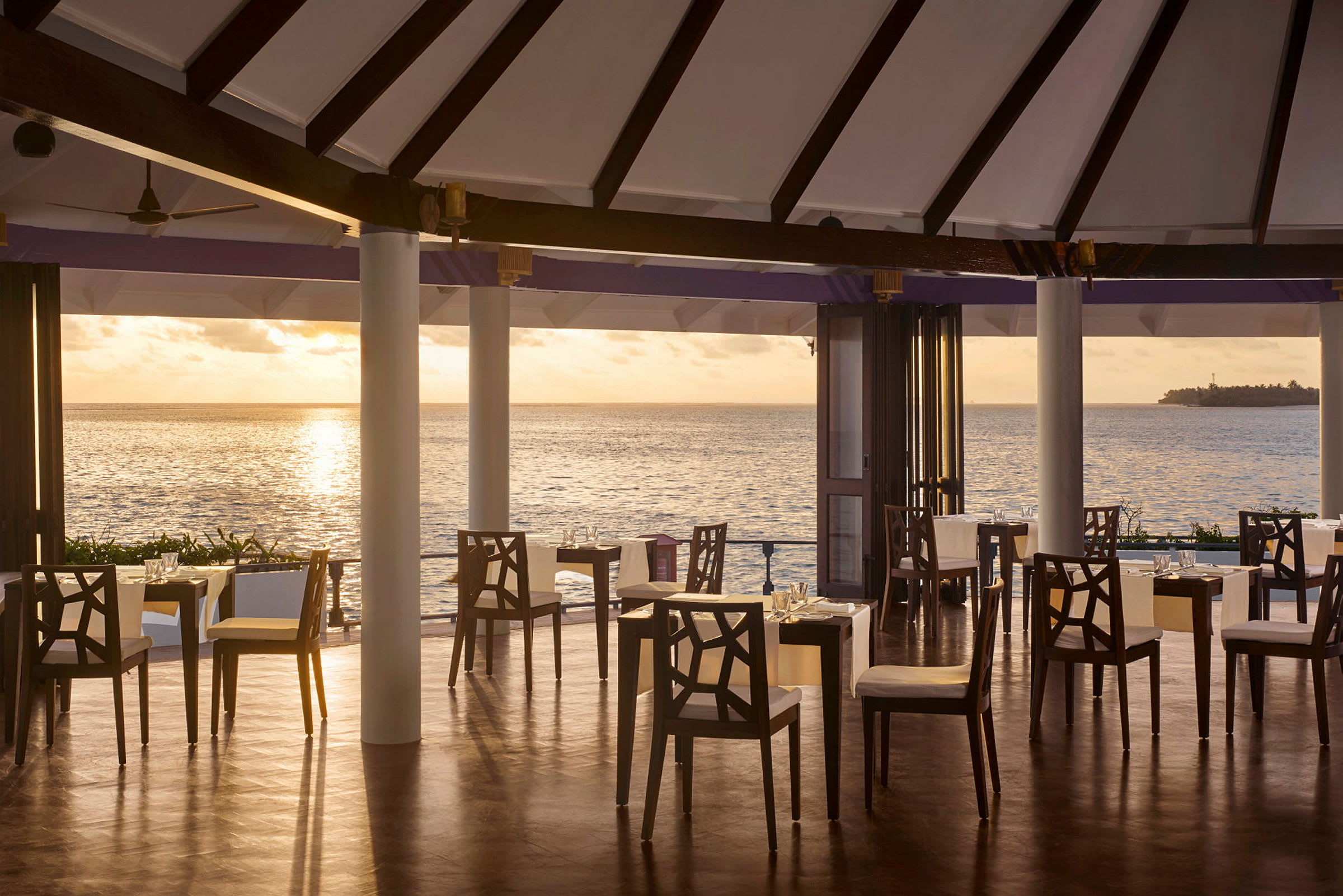 En restaurant med udsigt over havet ved solnedgang. (AI-genereret tekst)