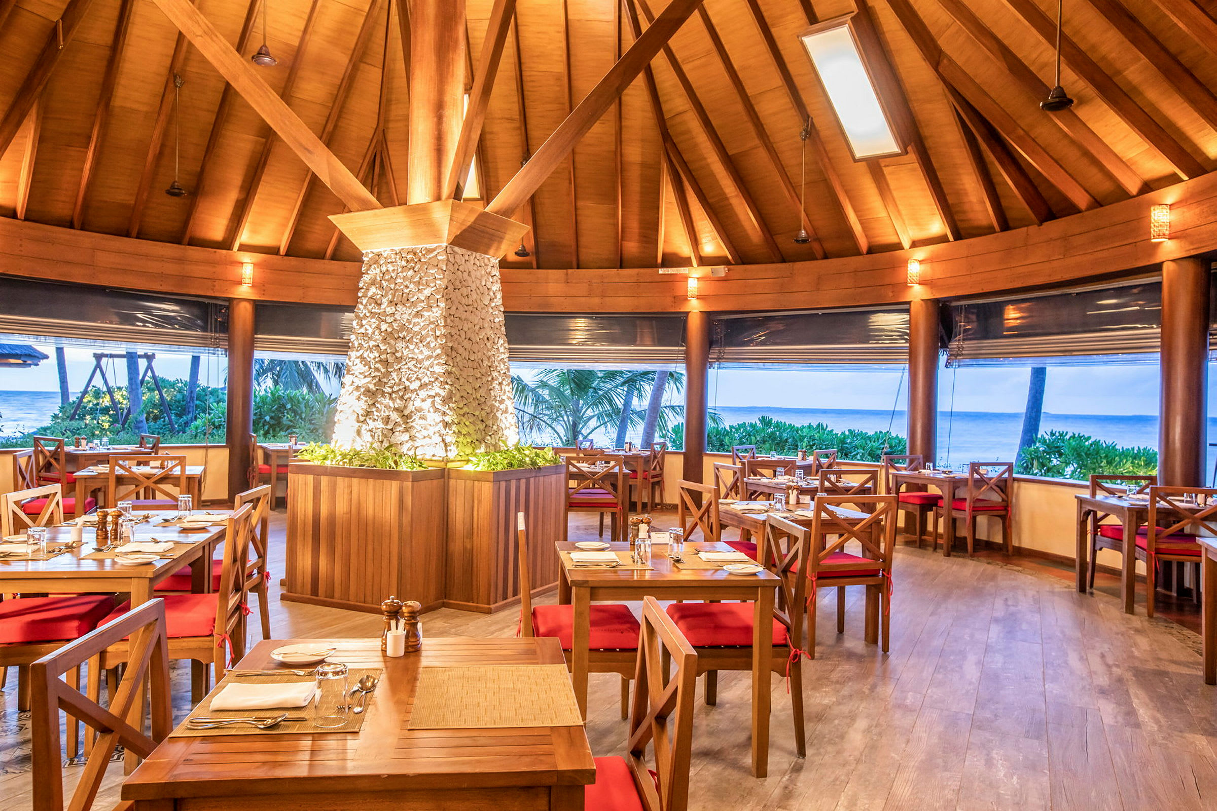 Restaurant med træinteriør og udsigt til havet. (AI-genereret tekst)