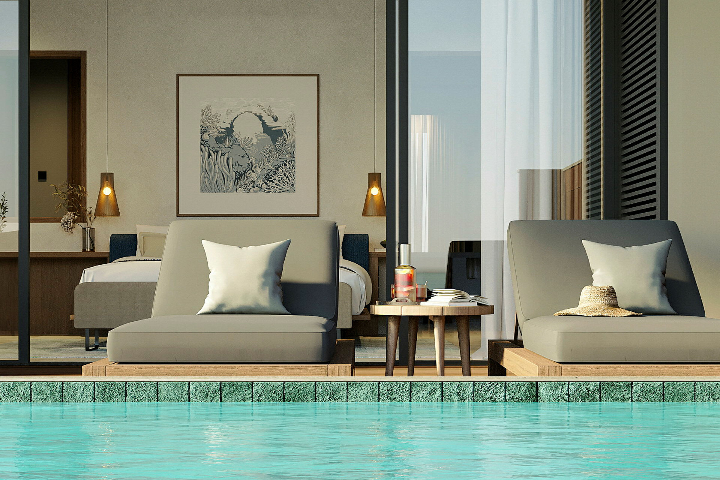 To solsenge med et lille bord imellem, placeret ved kanten af en pool. I baggrunden ses et hotelværelse med moderne indretning. (AI-genereret tekst)