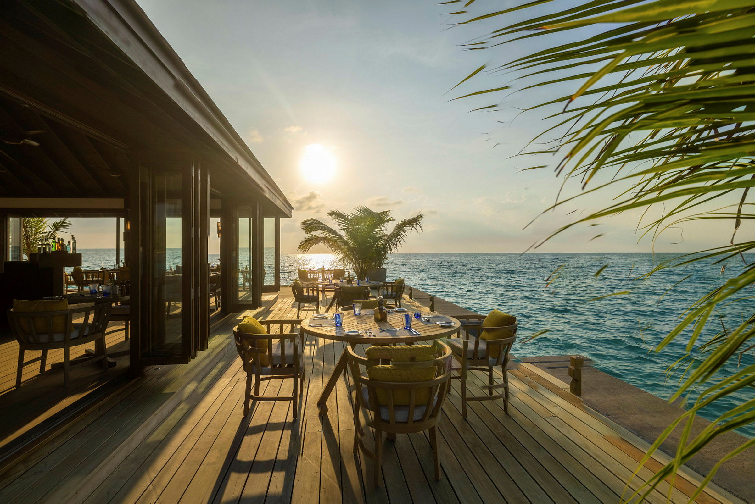 Restaurant ved havet med udsigt over solnedgangen. (AI-genereret tekst)