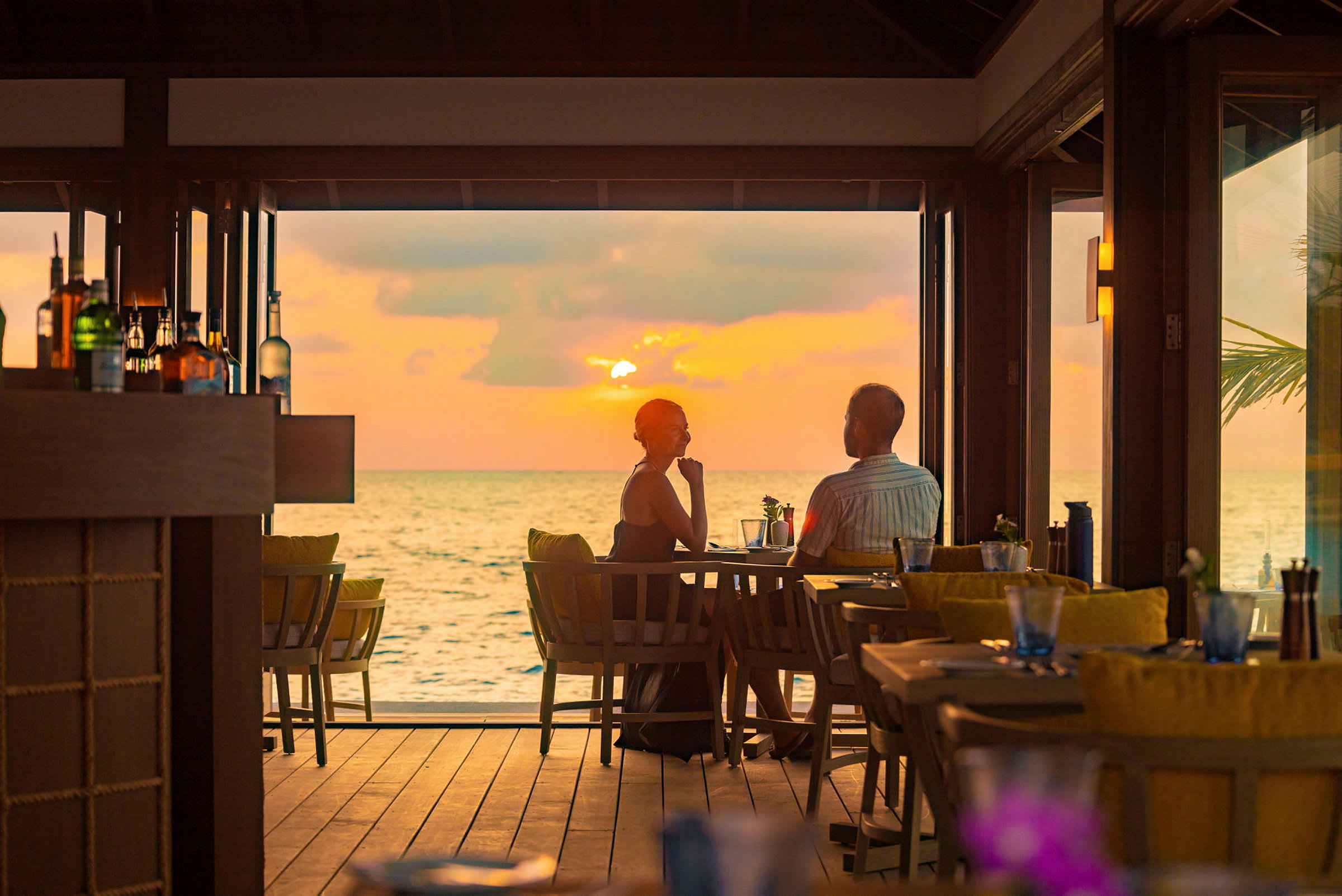 En restaurant ved havet med udsigt over solnedgangen. (AI-genereret tekst)