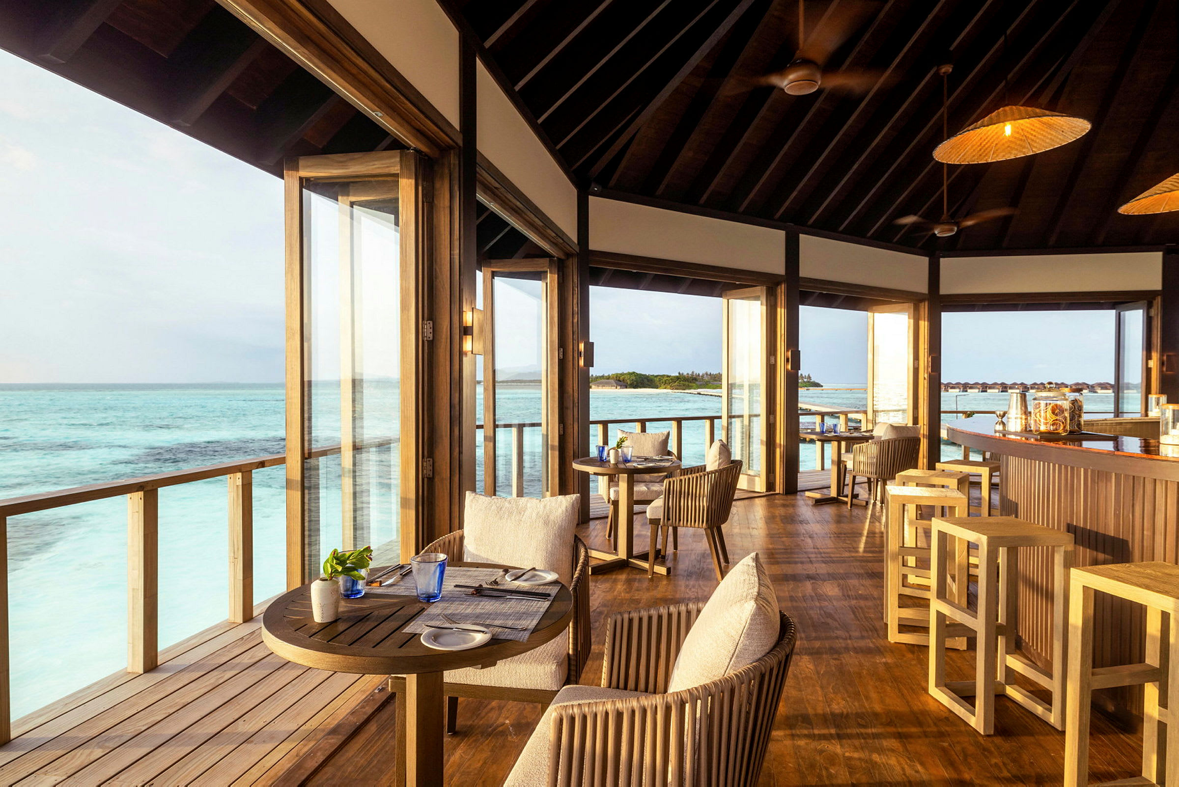 Indretning af en restaurant med udsigt over havet. (AI-genereret tekst)
