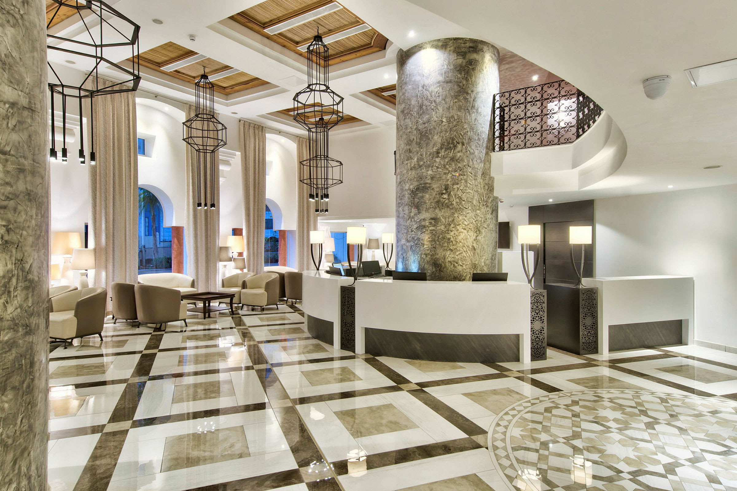 En elegant hotellobby med marmorgulv, moderne indretning og komfortable siddepladser. (AI-genereret tekst)