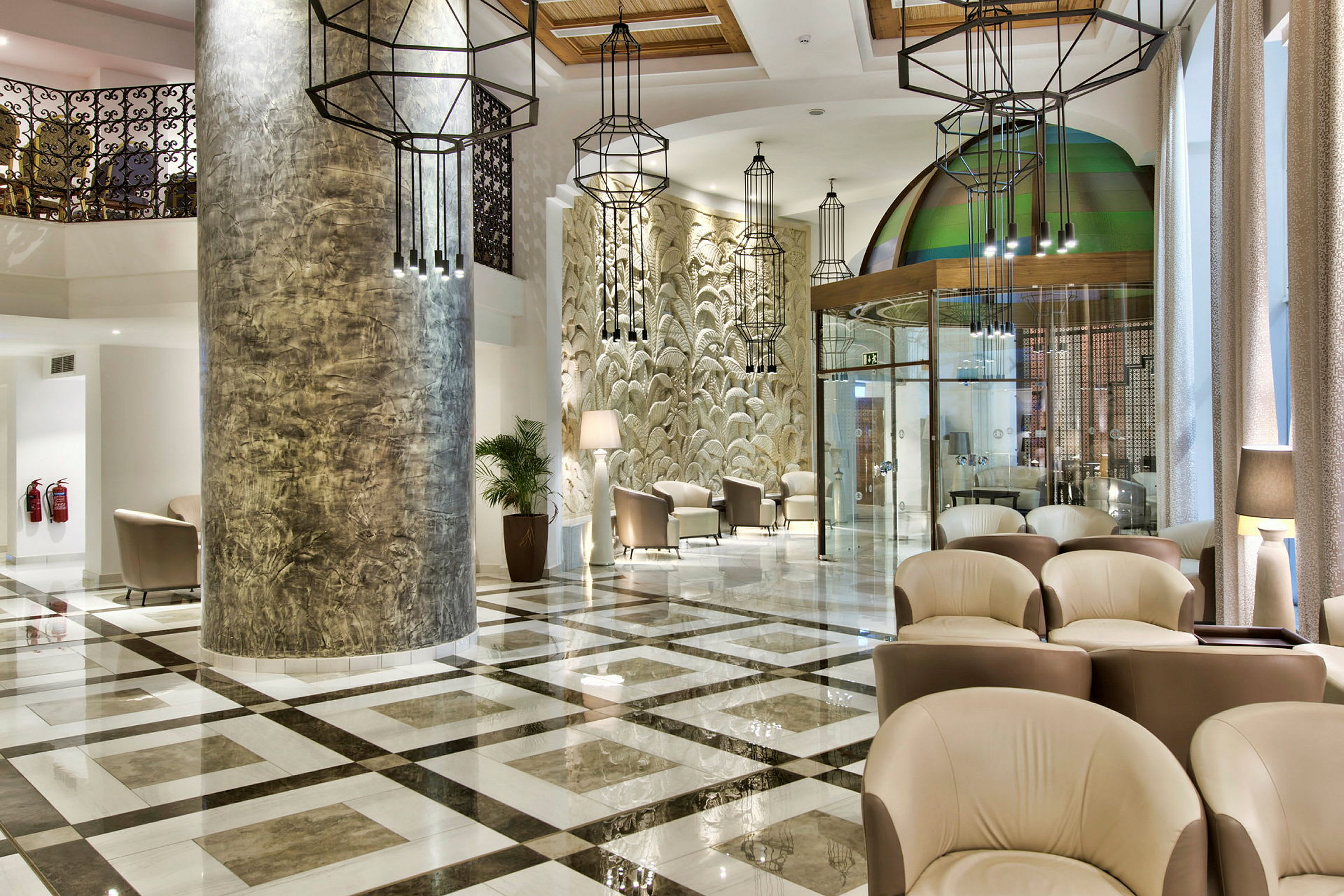 Moderne hotellobby med siddepladser og dekorative lysekroner. (AI-genereret tekst)