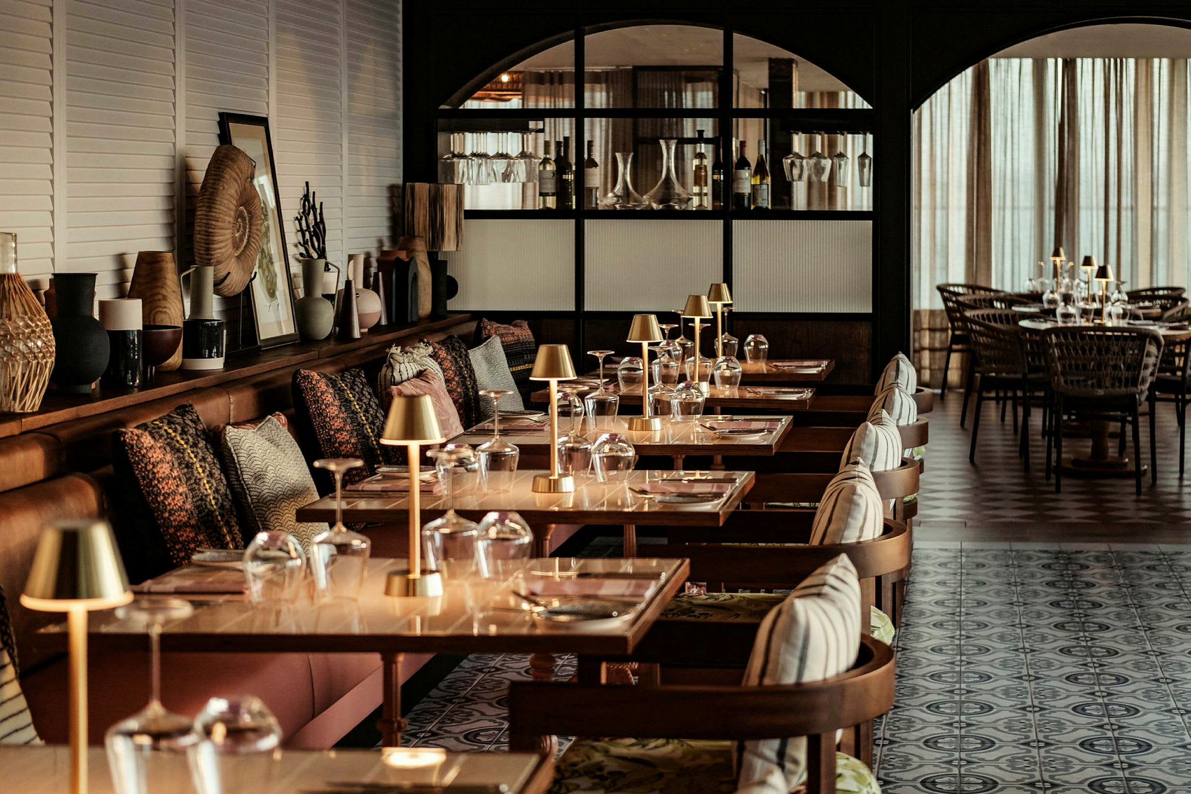 En elegant restaurant med dækkede borde og dekorative detaljer. (AI-genereret tekst)