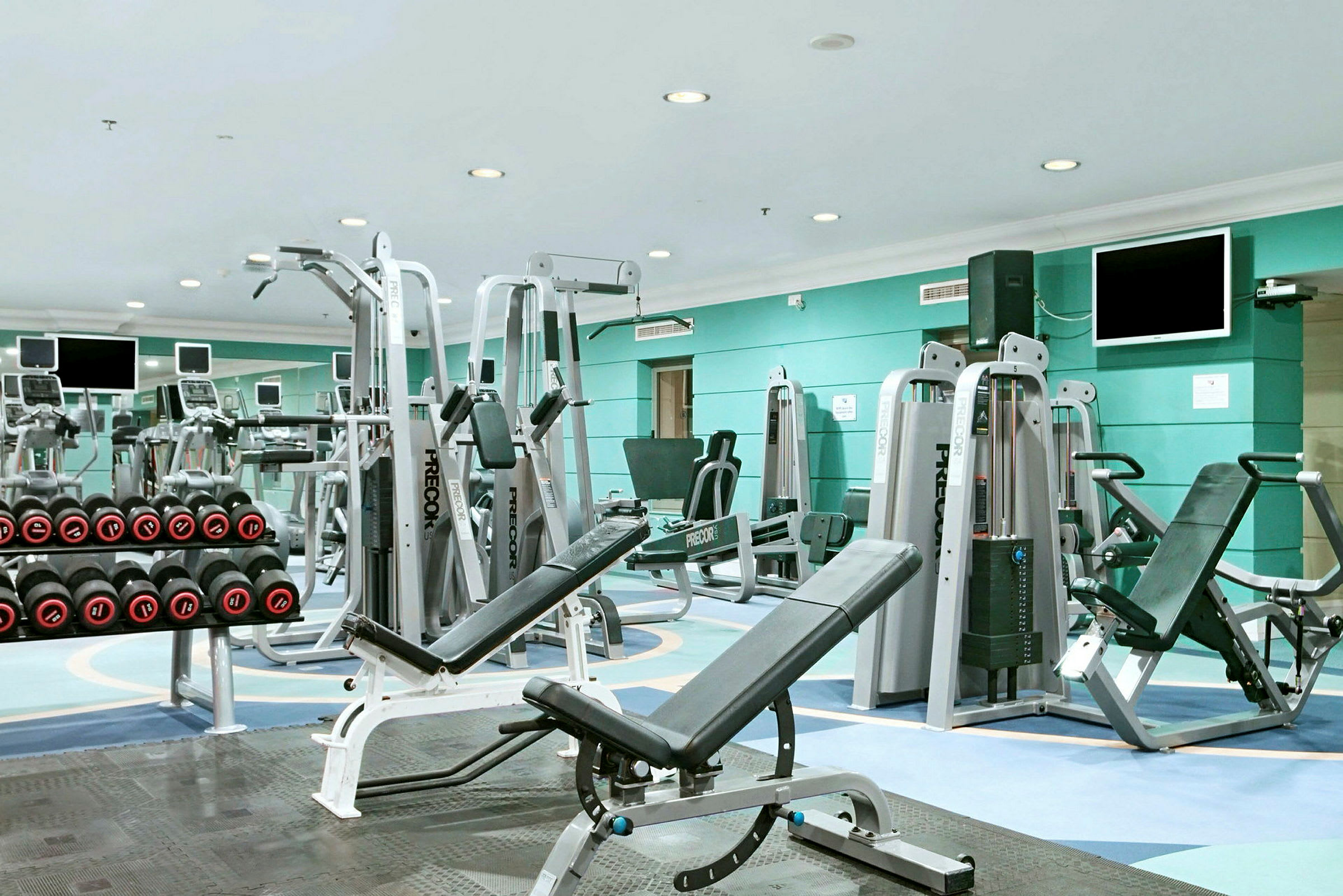 Et fitnesscenter med forskellige træningsmaskiner og vægte. (AI-genereret tekst)