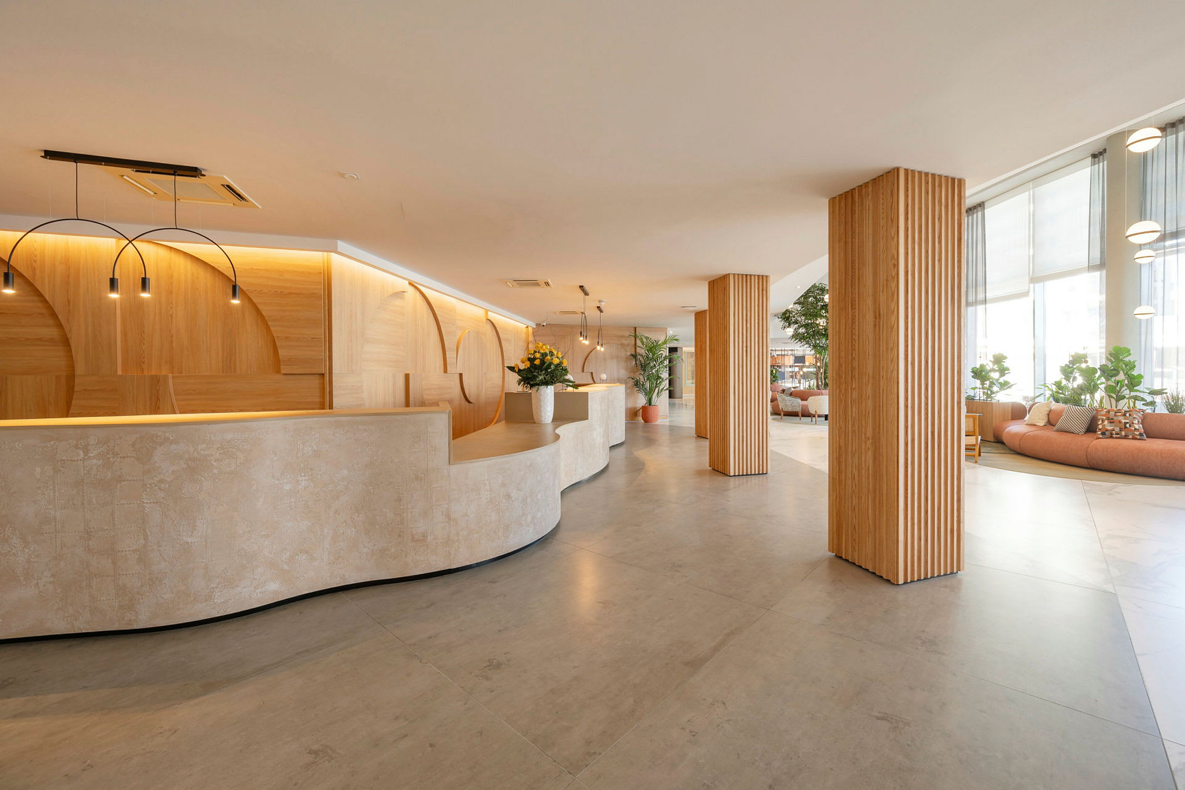 Reception med moderne design, inkluderer trædetaljer og planter. (AI-genereret tekst)