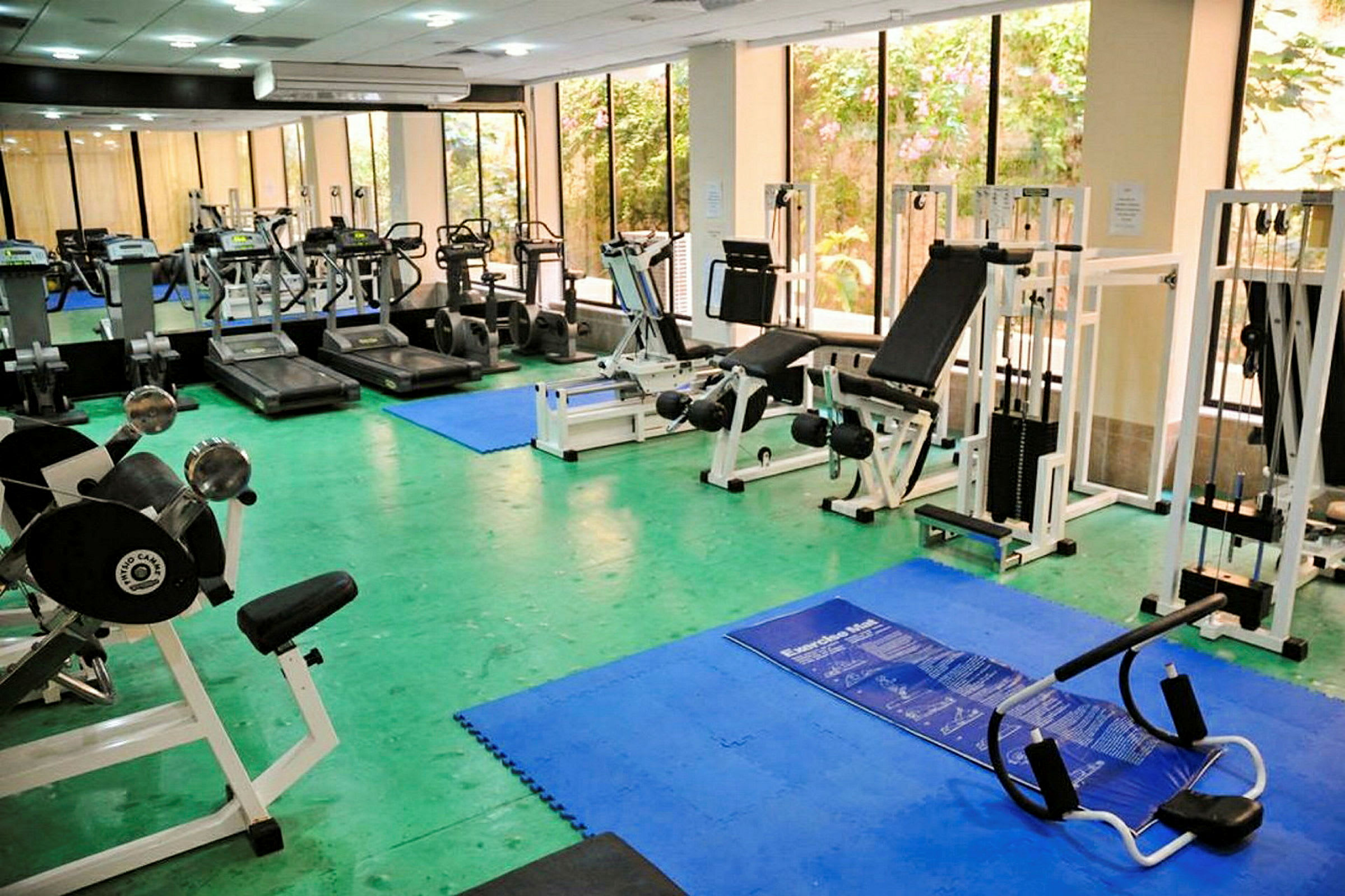 Et fitnesscenter med træningsudstyr, herunder løbebånd, motionscykler og styrketræningsmaskiner. (AI-genereret tekst)