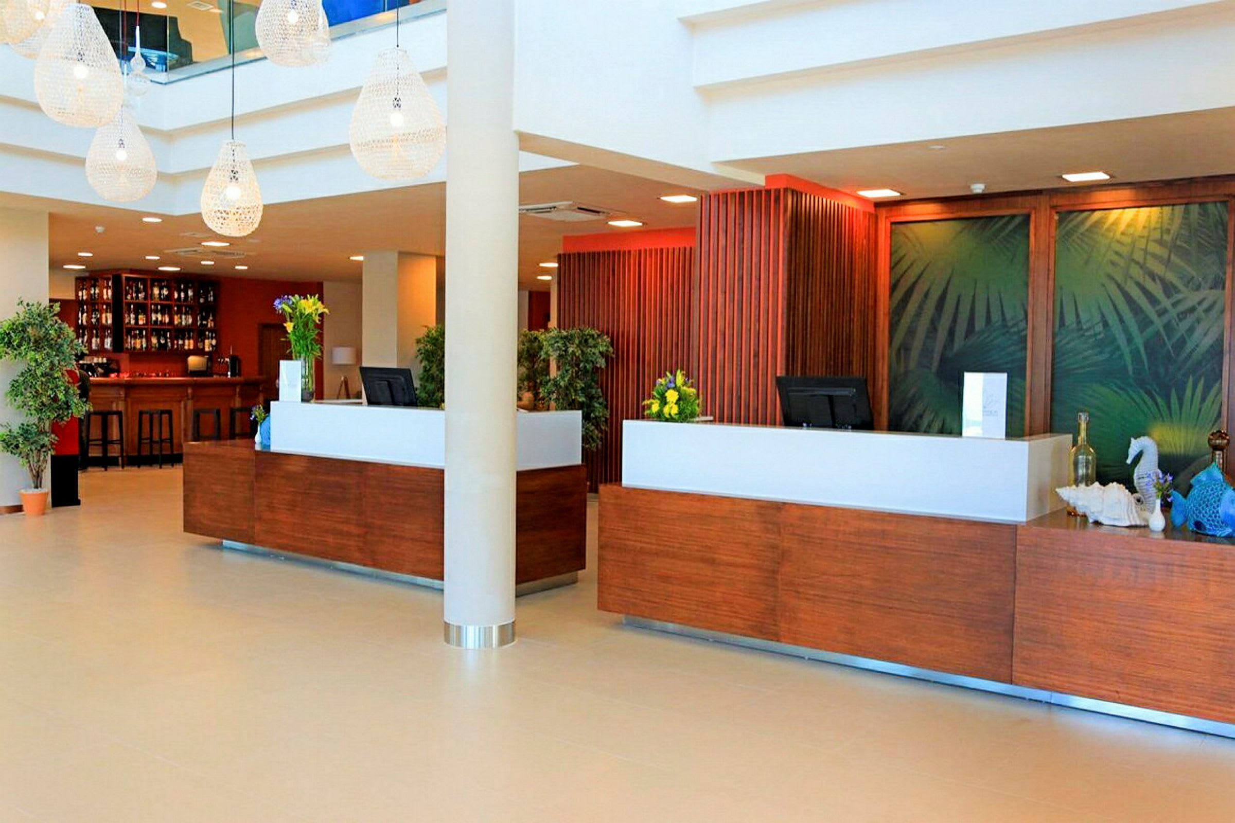 Hotellobby med receptionsskranke og baggrundsdekoration. (AI-genereret tekst)