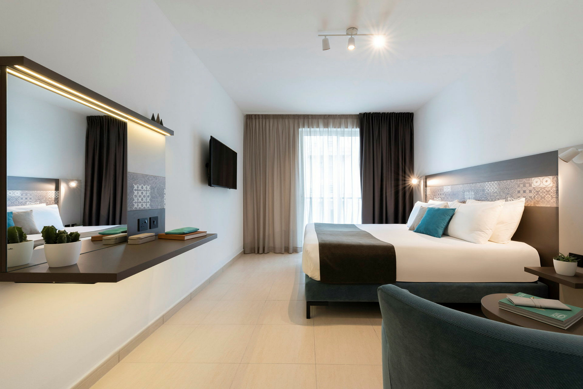 Moderne hotelværelse med dobbeltseng, TV og skrivebord. (AI-genereret tekst)
