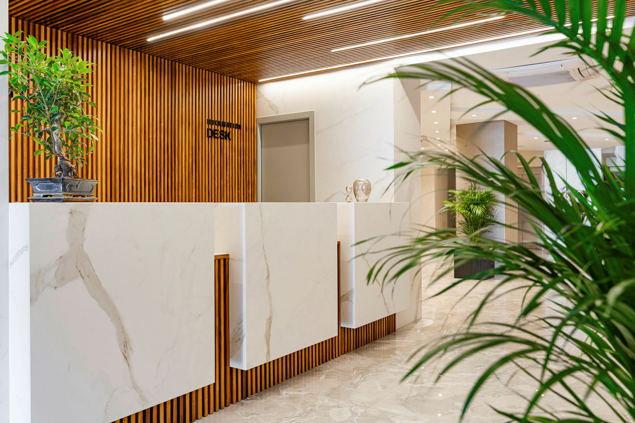 Receptionen med et moderne design, træpaneler og planter. (AI-genereret tekst)