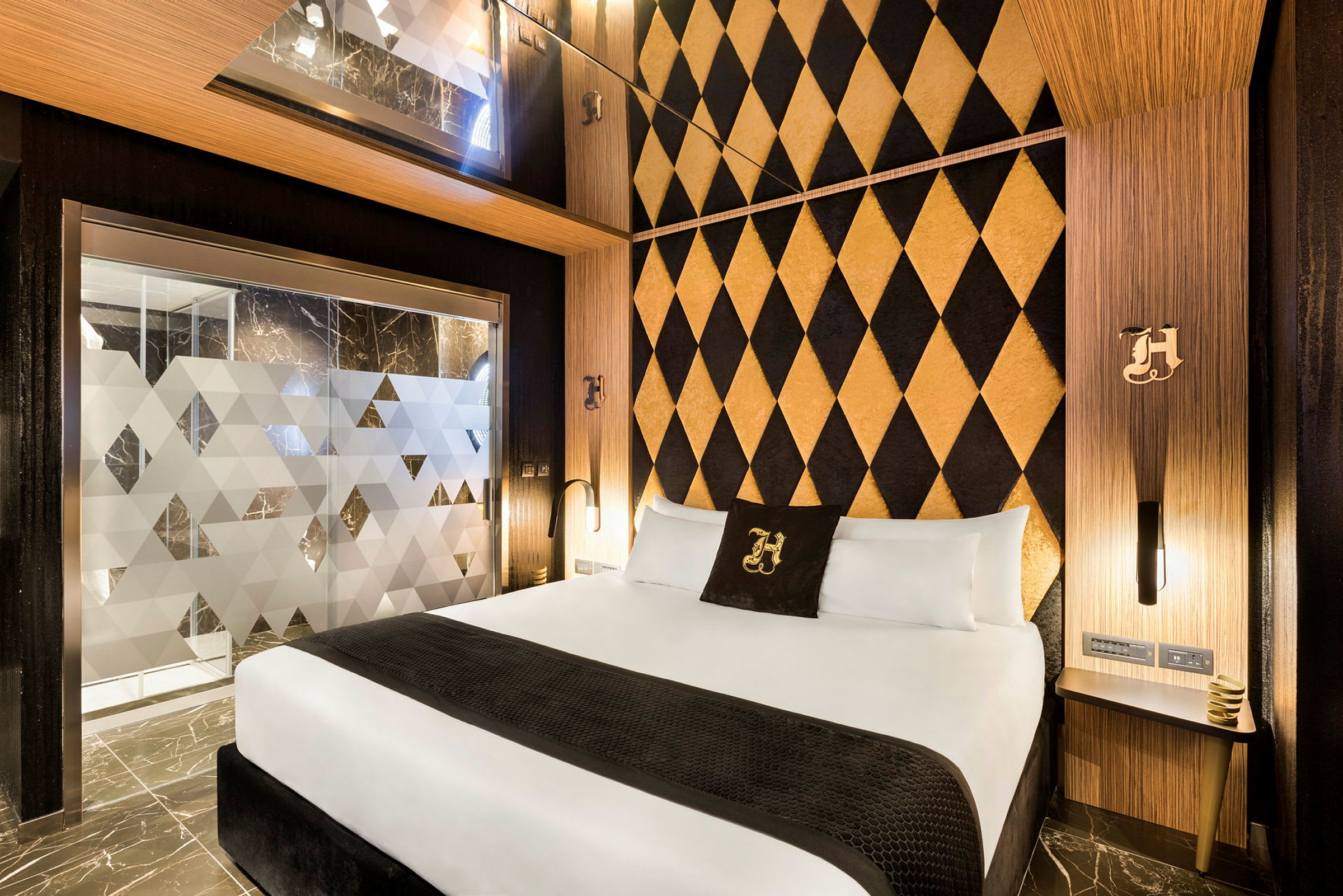 Hotelværelse med moderne indretning, dobbeltseng og dekorative vægge. (AI-genereret tekst)