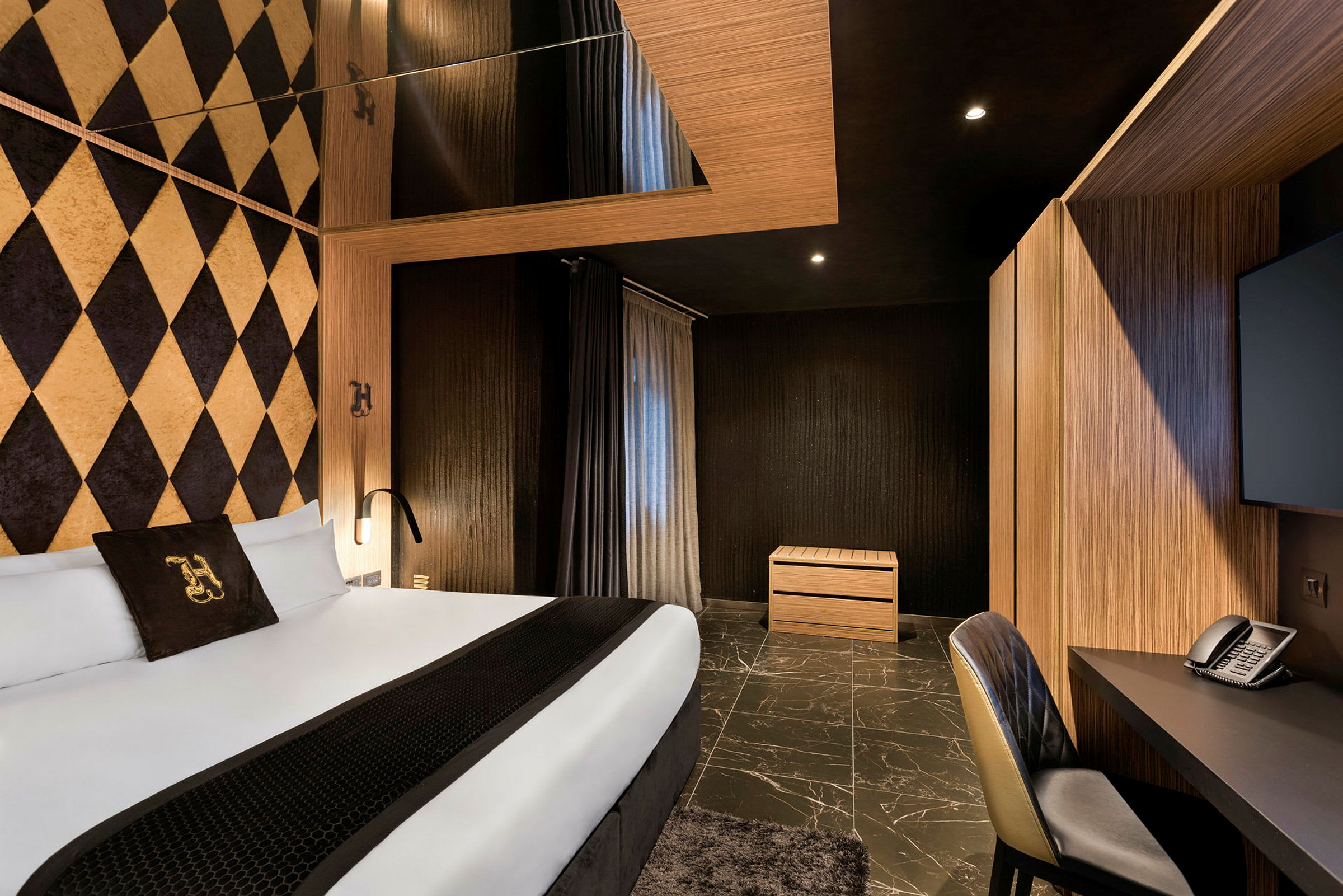 Et moderne hotelværelse med en stor seng, designvæg og træmøbler. (AI-genereret tekst)
