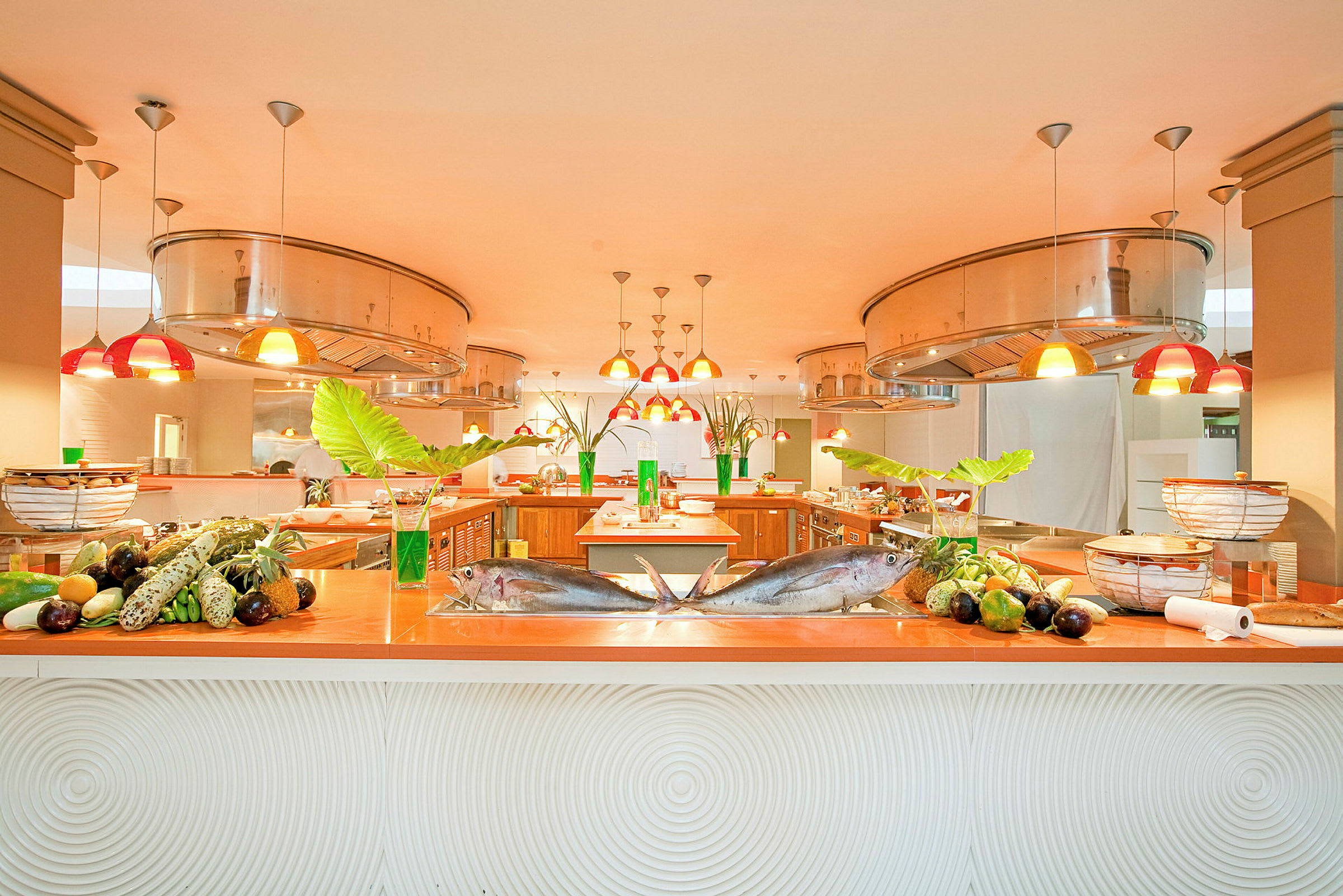 En elegant buffet med dekorative elementer og madvarer på en køkkenbord i en veloplyst spisesal. (AI-genereret tekst)