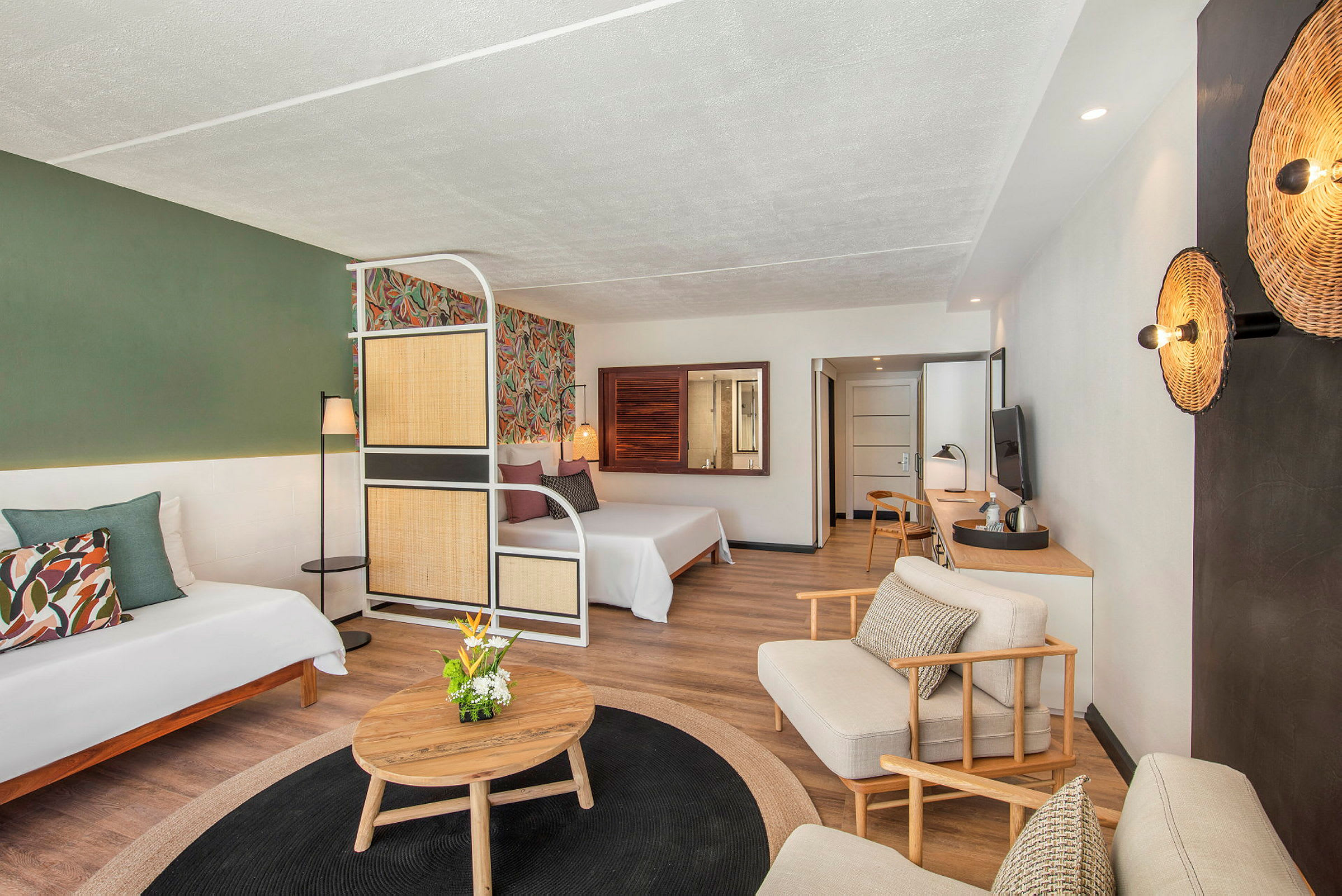 Moderne indrettet hotelværelse med siddeområde og seng. (AI-genereret tekst)