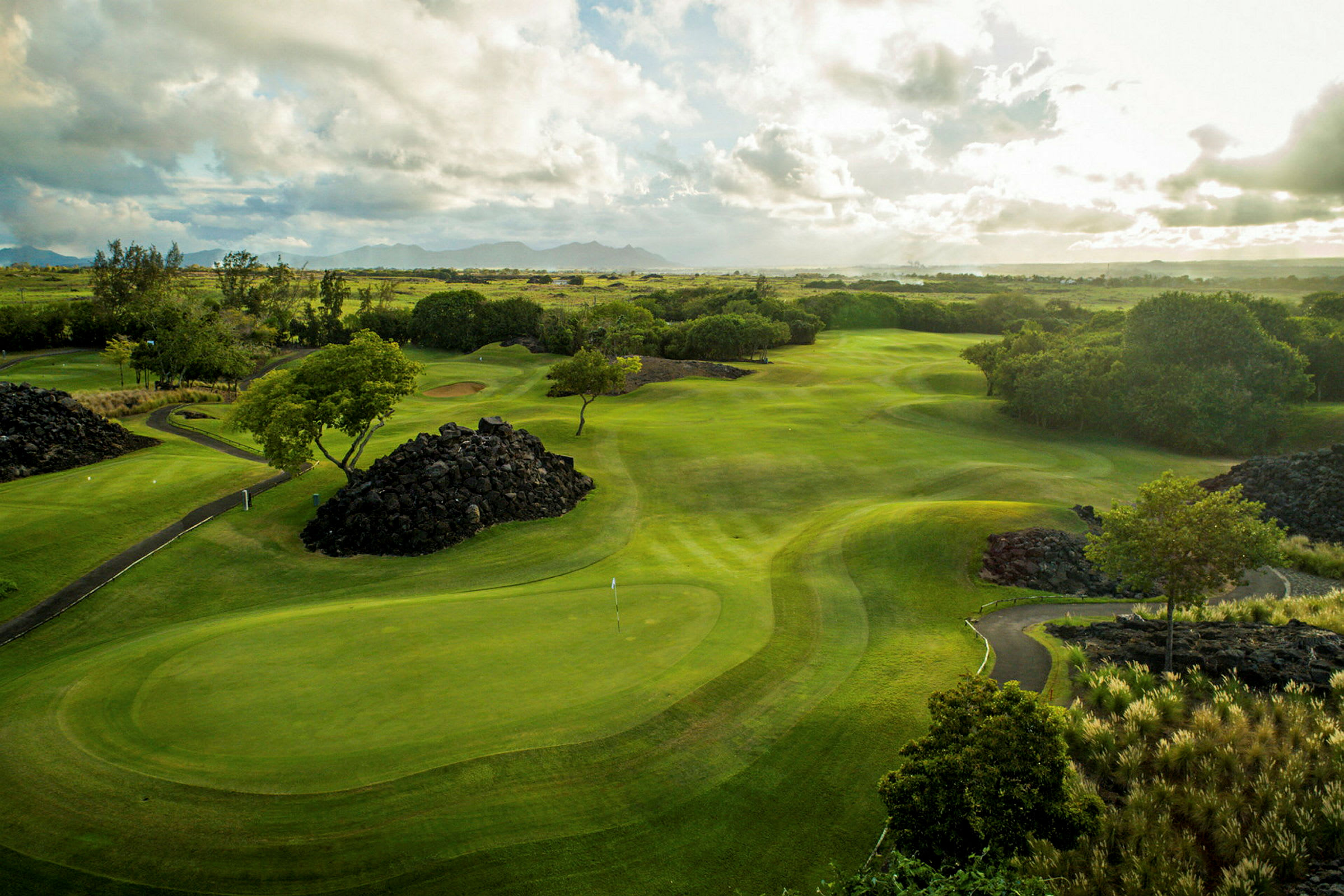 En golfbane med frodige og åbne landskaber. (AI-genereret tekst)