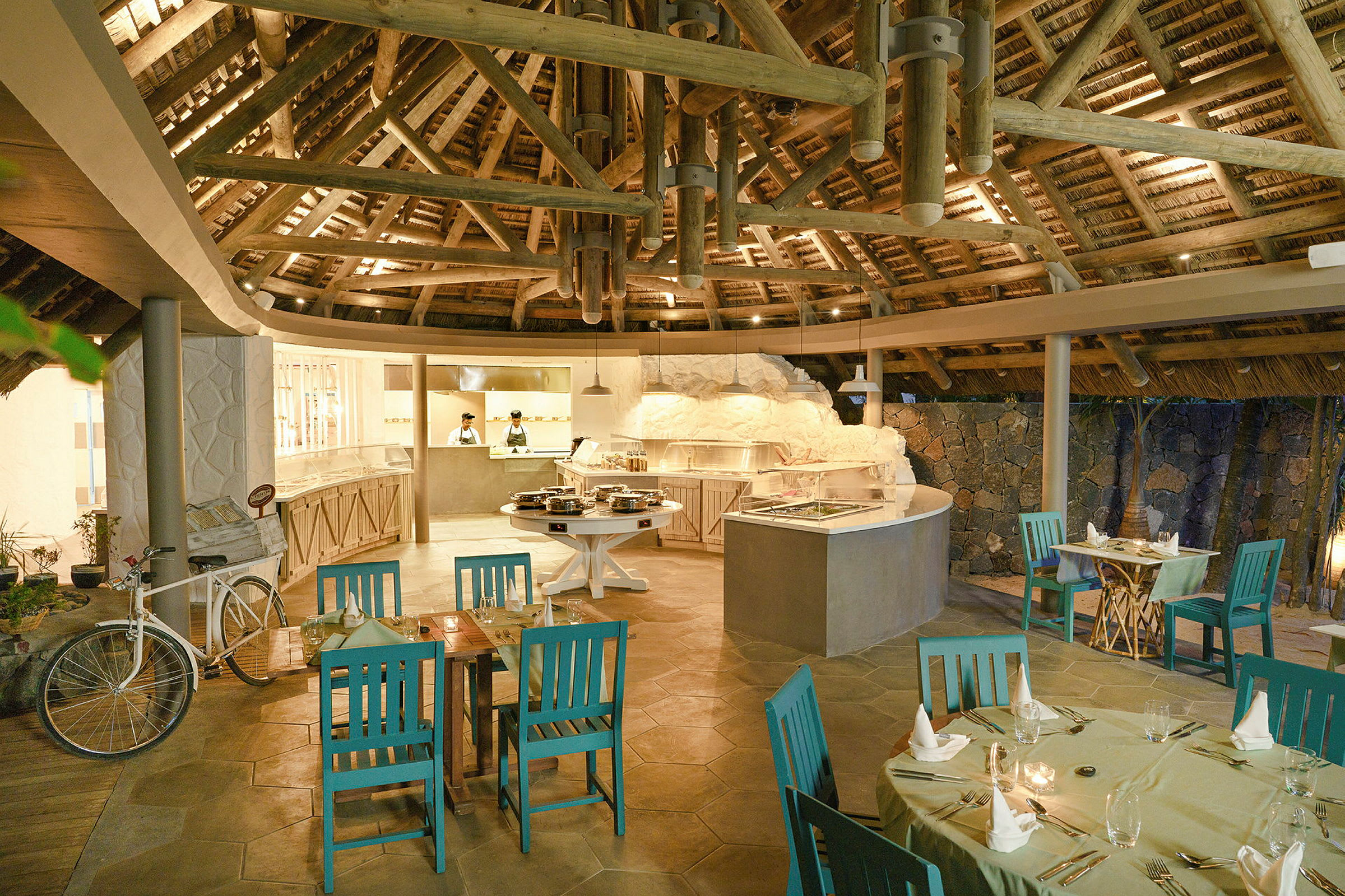 Restaurant med trædetaljer og siddepladser indendørs. (AI-genereret tekst)
