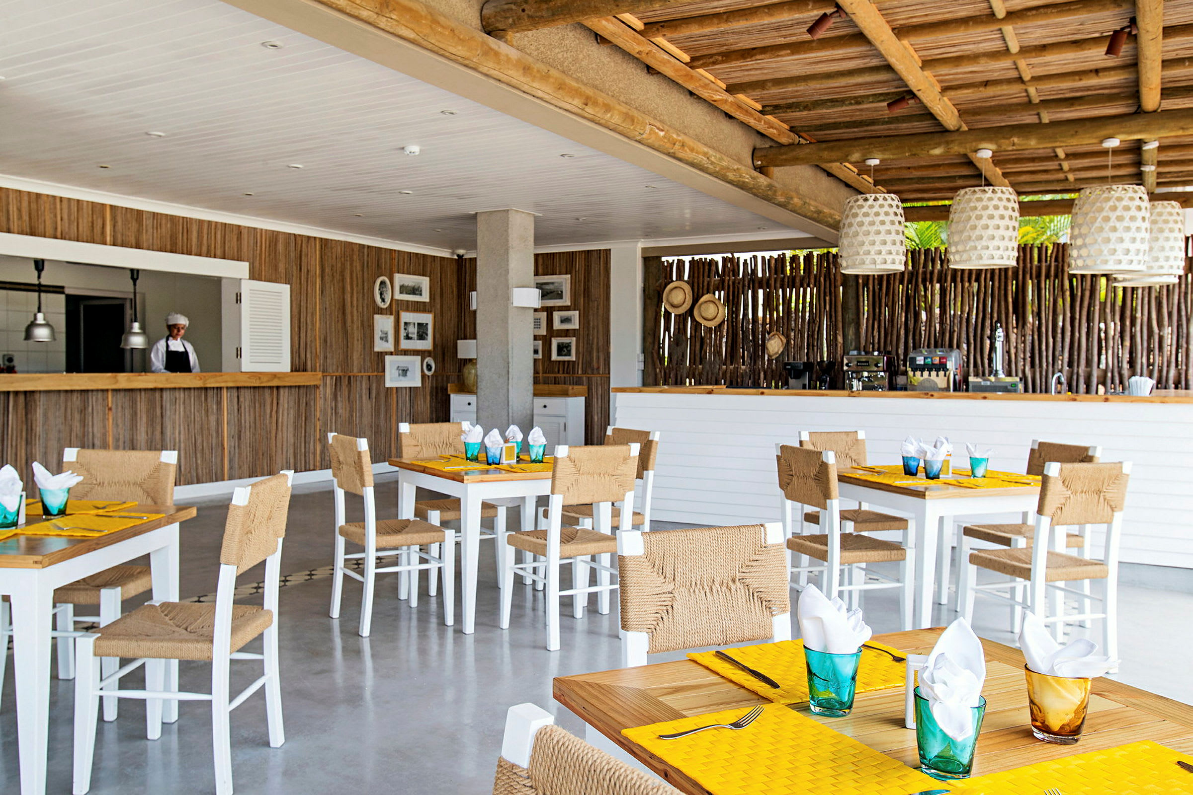 Interiør af restaurant med dækkede borde og træindretning. (AI-genereret tekst)