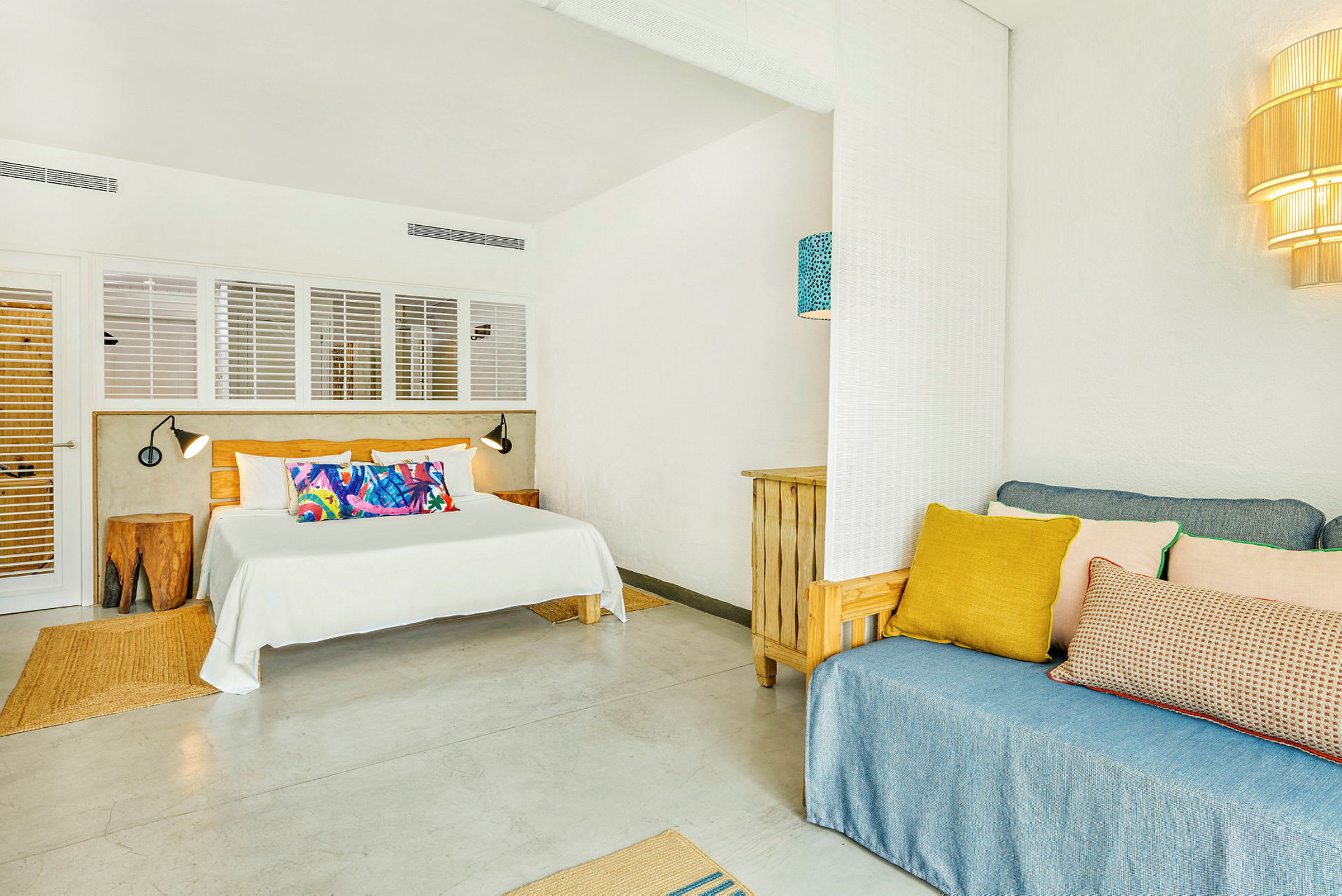 Hotelværelse med en seng og sofa. (AI-genereret tekst)