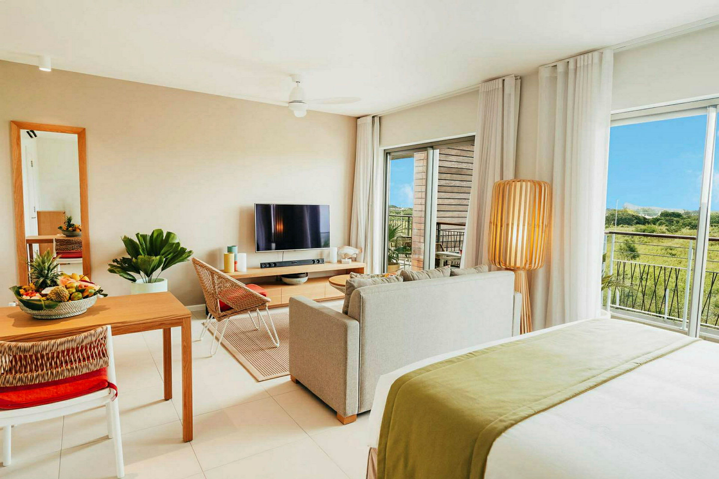 Moderne indrettet lejlighed med stue, spiseområde, TV og udsigt over grønne områder. (AI-genereret tekst)