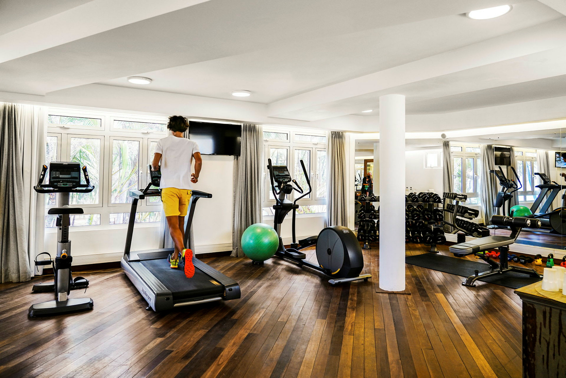 En person løber på et løbebånd i et fitnesscenter. (AI-genereret tekst)