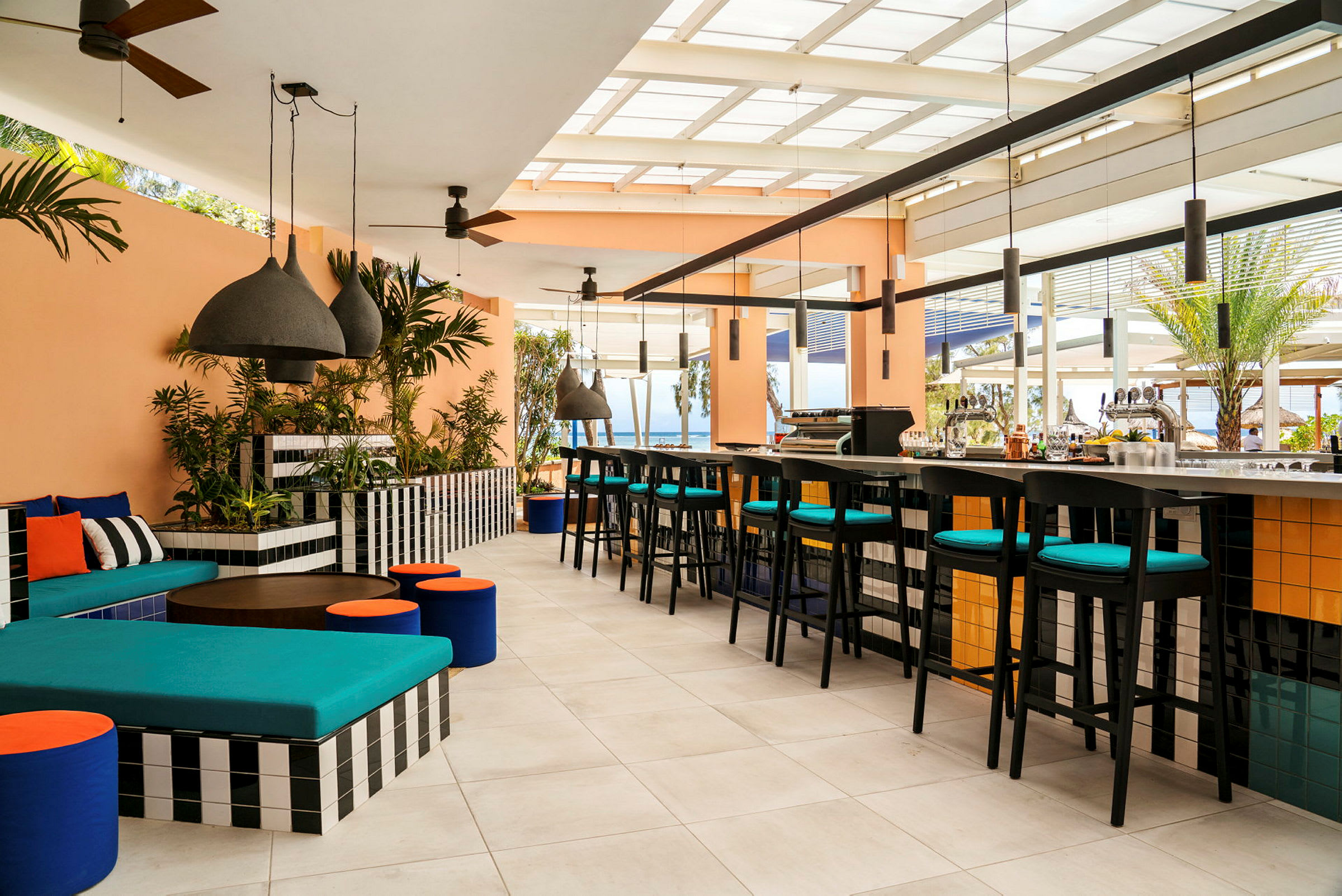 En moderne bar med siddepladser og farverigt interiør. (AI-genereret tekst)