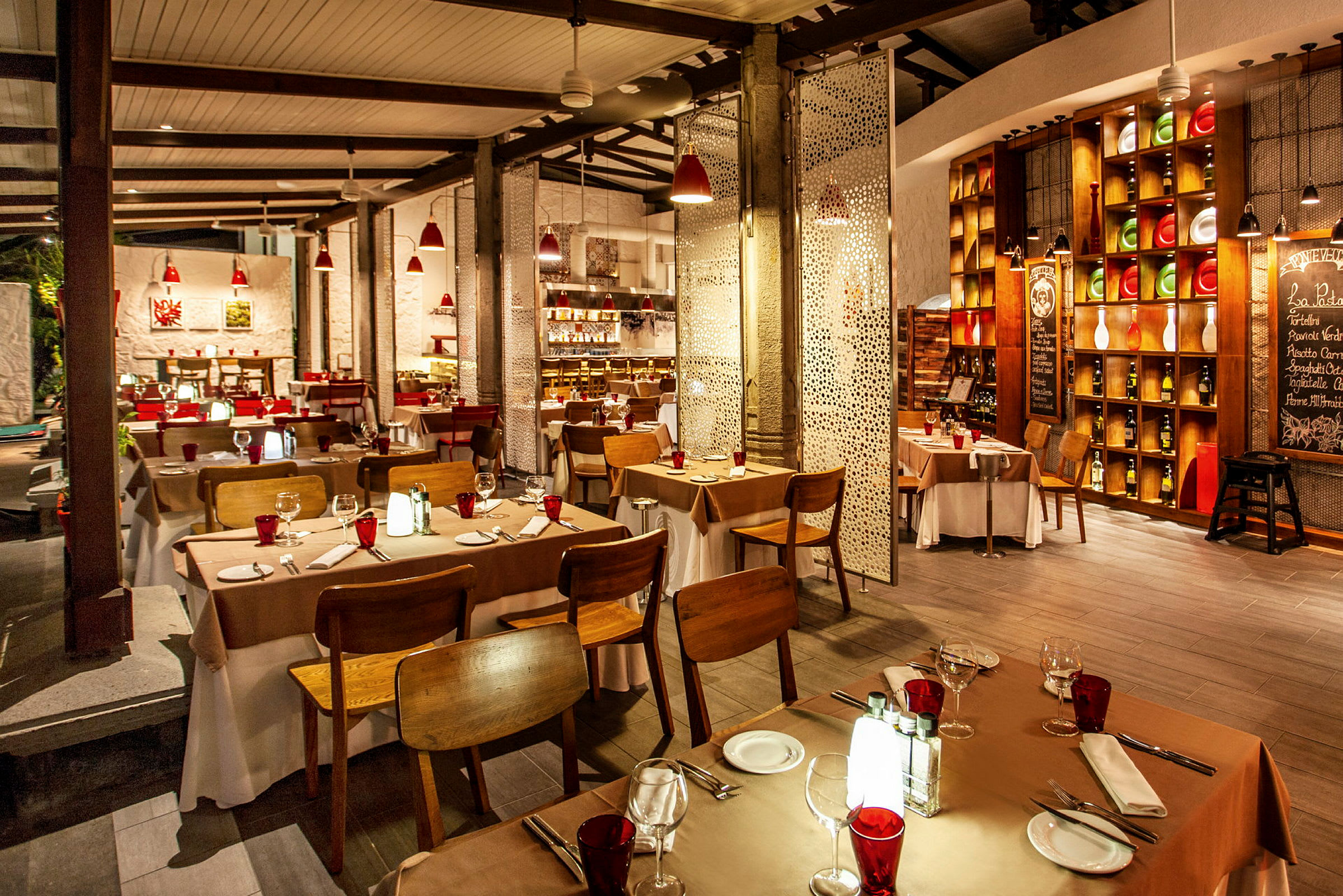 Interiør af en restaurant med dækkede borde og elegant indretning. (AI-genereret tekst)