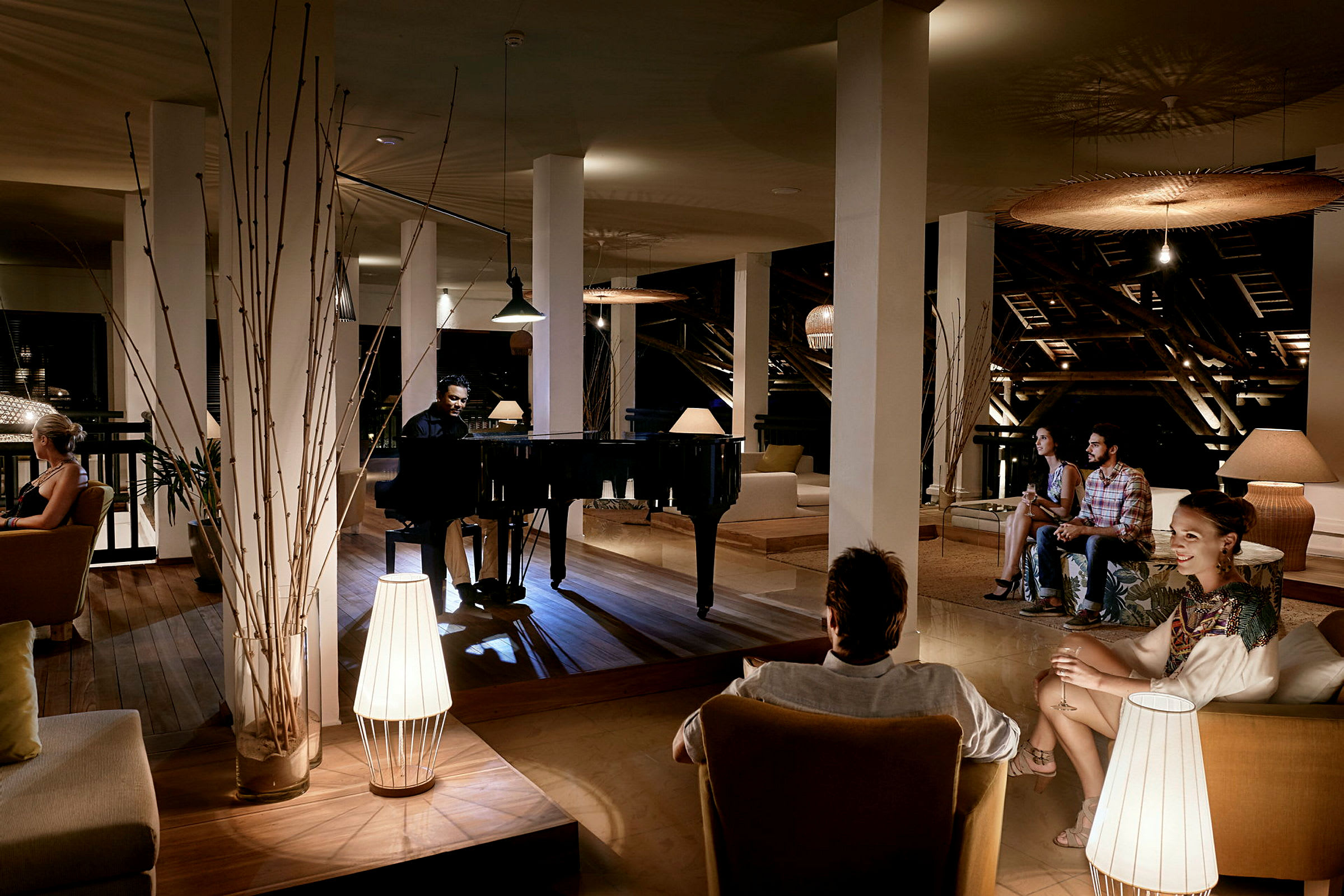 En elegant lounge med et flygel og siddepladser i dæmpet belysning. (AI-genereret tekst)