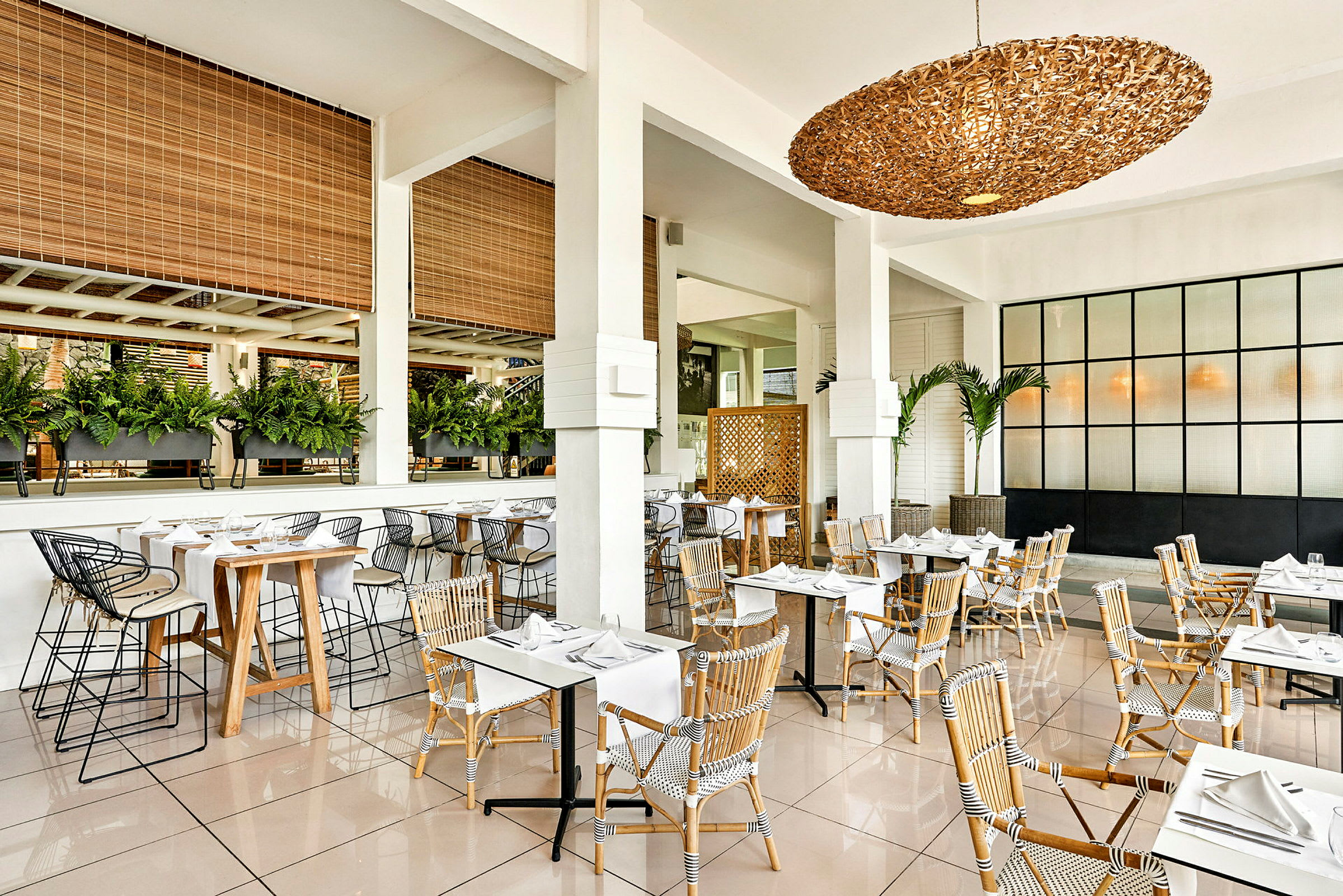Restaurant med moderne indretningsdetaljer og dækkede borde. (AI-genereret tekst)
