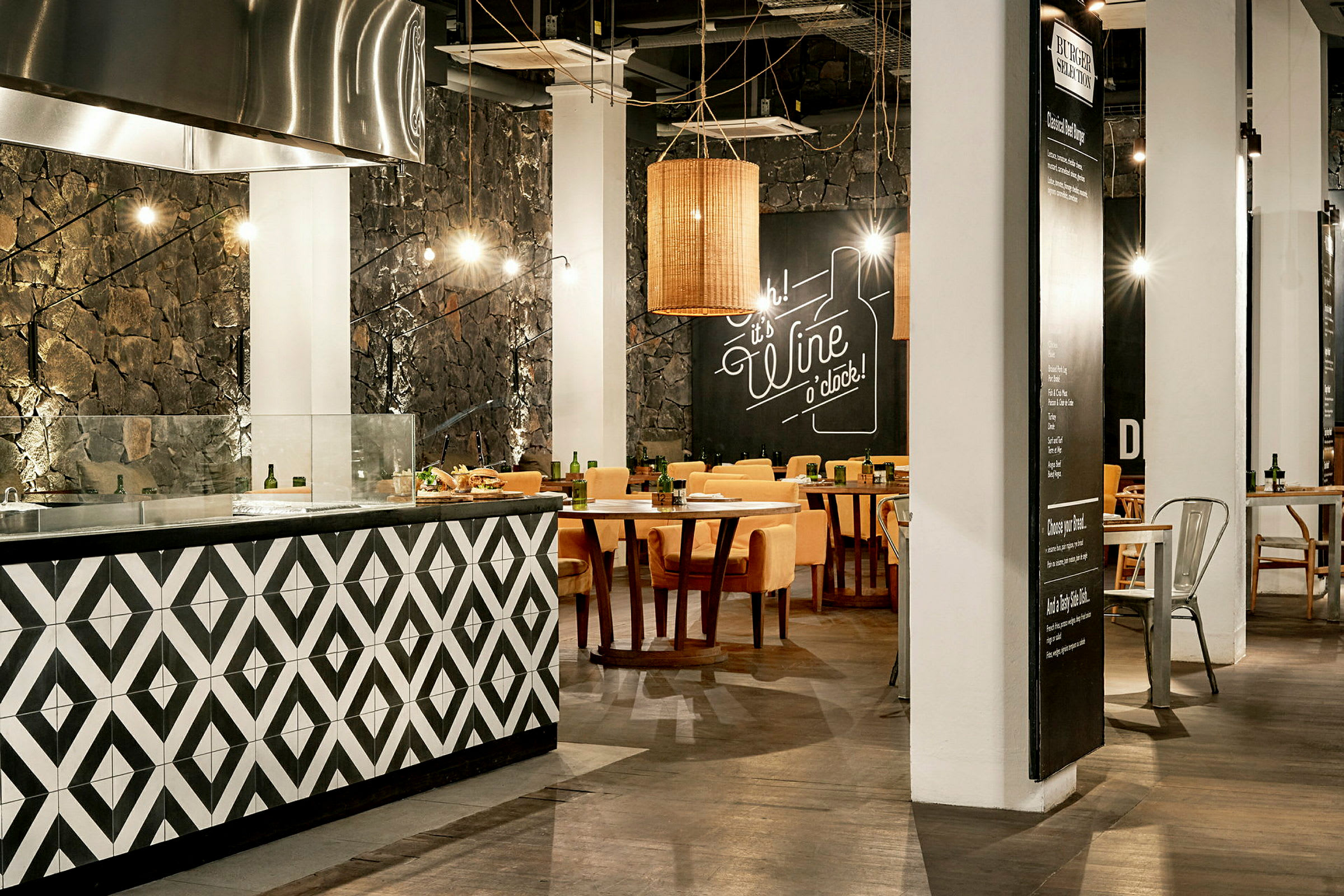 Interiøret af en moderne restaurant med dekorativ indretning, siddepladser og en serveringsdisk. (AI-genereret tekst)