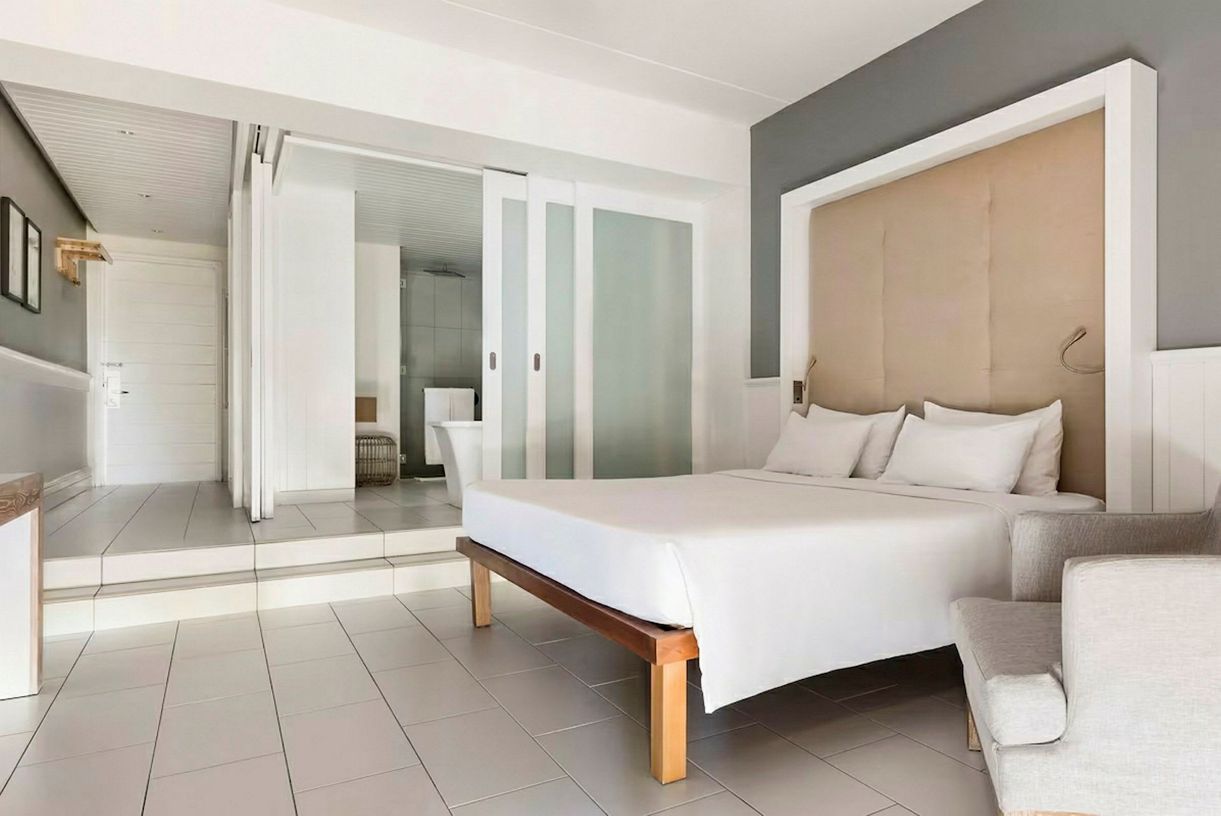 Hotelværelse med en dobbeltseng og moderne indretning. (AI-genereret tekst)