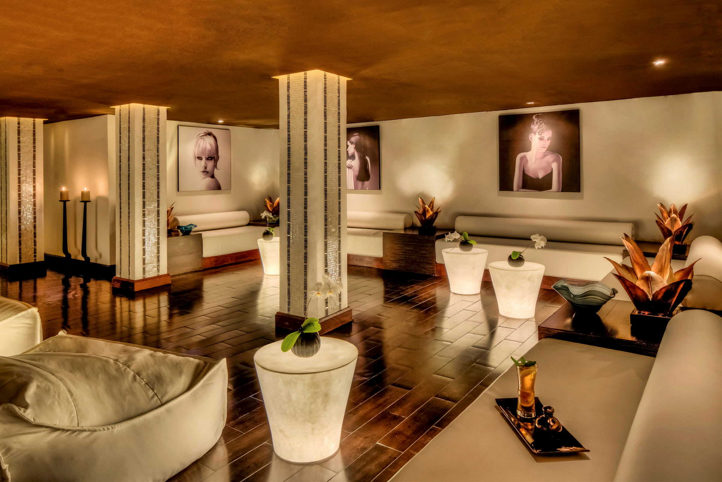 En elegant indrettet lounge med hvide møbler og dekorative planter. (AI-genereret tekst)