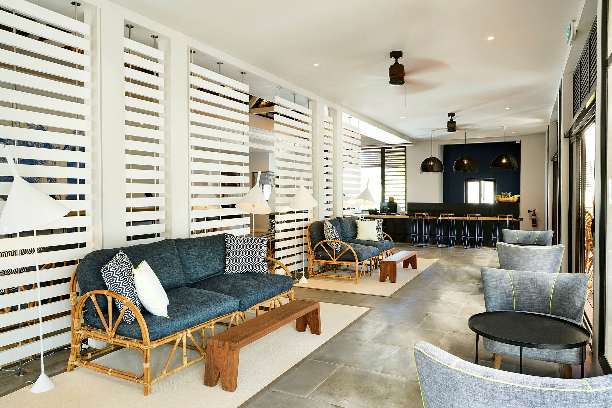 Et loungeområde med sofaer, belysning og en bar i baggrunden. (AI-genereret tekst)