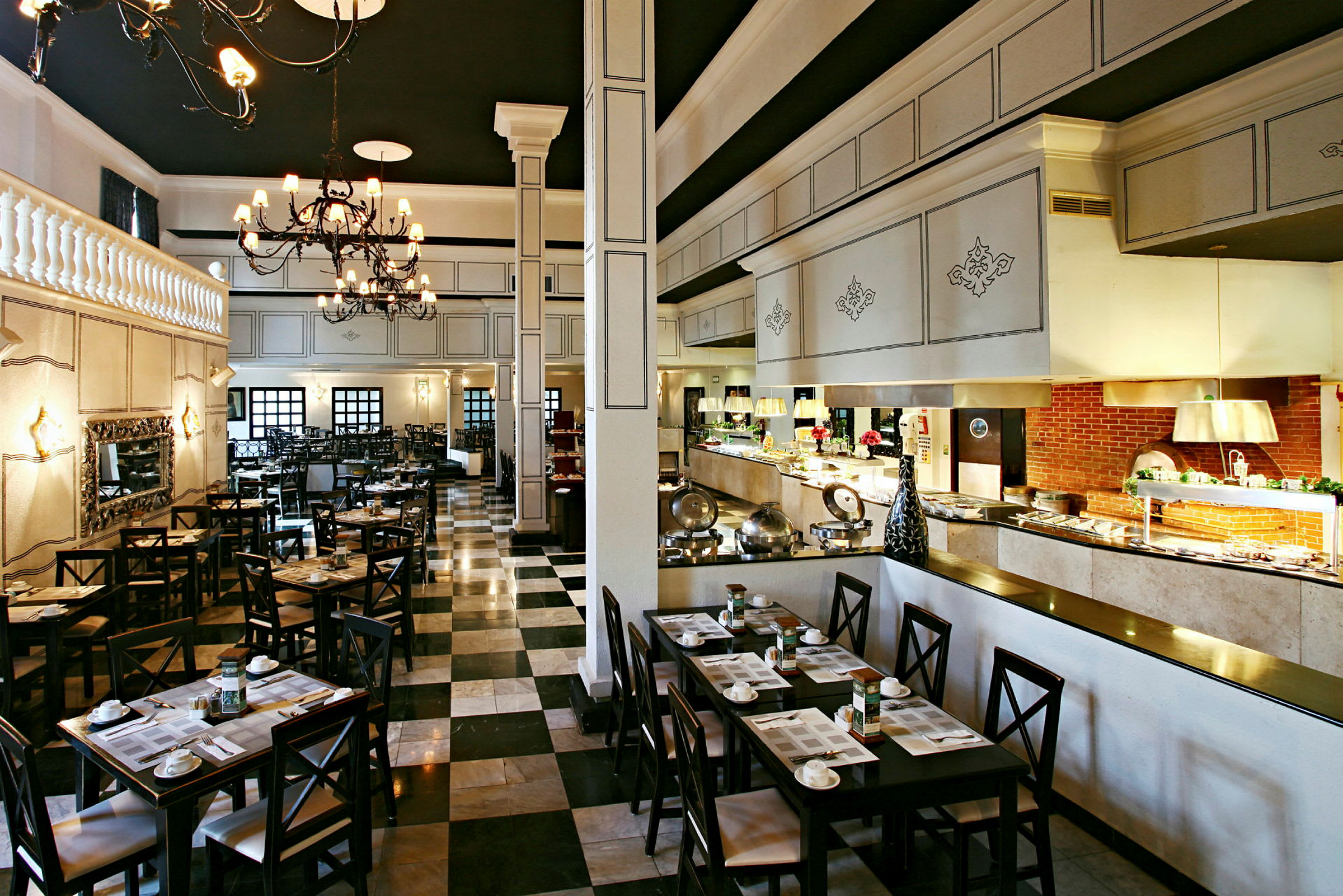 Billede af en elegant restaurant med opdækkede borde, store lysekroner og en buffet langs den ene side. (AI-genereret tekst)