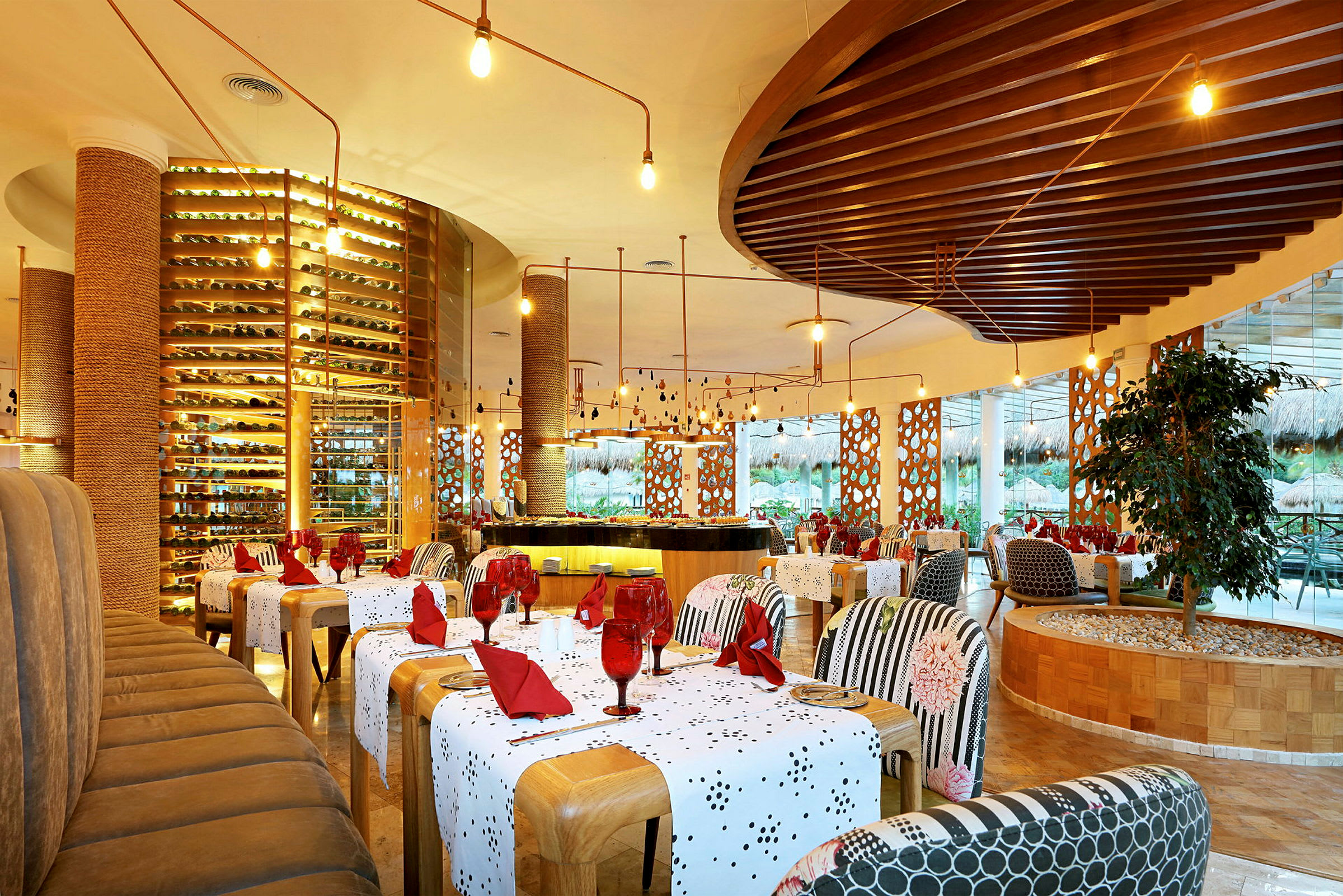 Restaurant med dekorative borde, farverige stole og en stor vinopbevaring. (AI-genereret tekst)