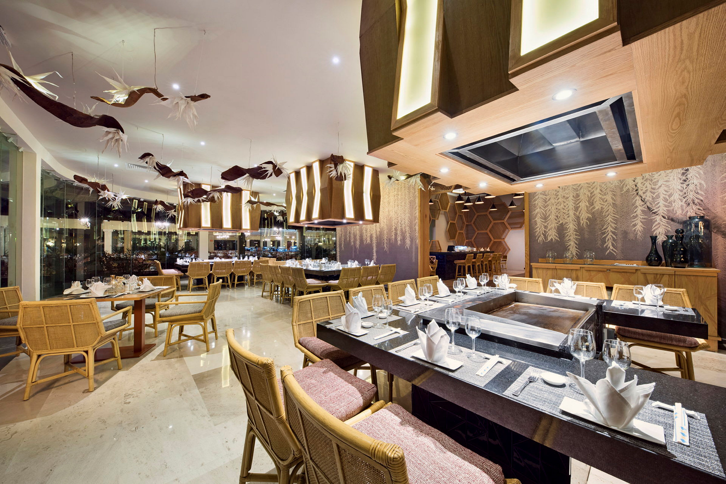 Billede af en elegant restaurant med dækkede borde, moderne trædetaljer og dekorativ belysning. (AI-genereret tekst)