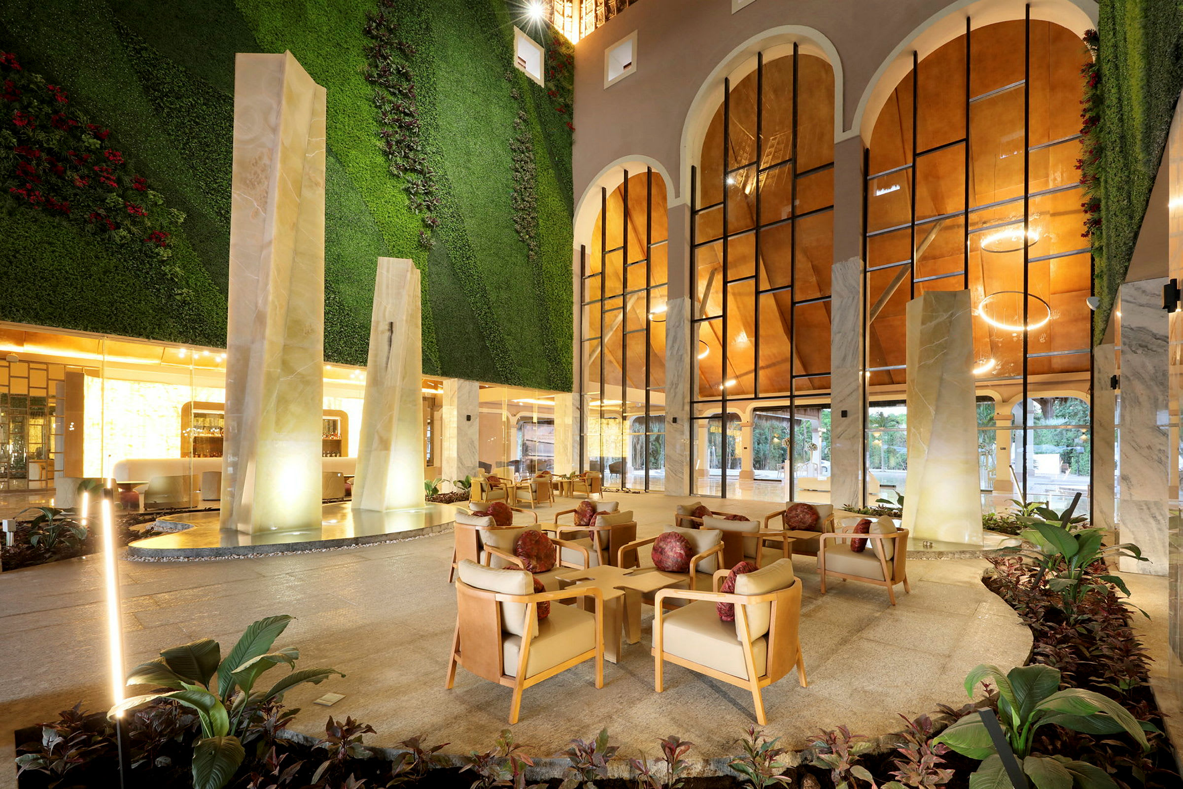 Hotellobby med moderne indretning, komfortable siddepladser og grønne vægge. (AI-genereret tekst)