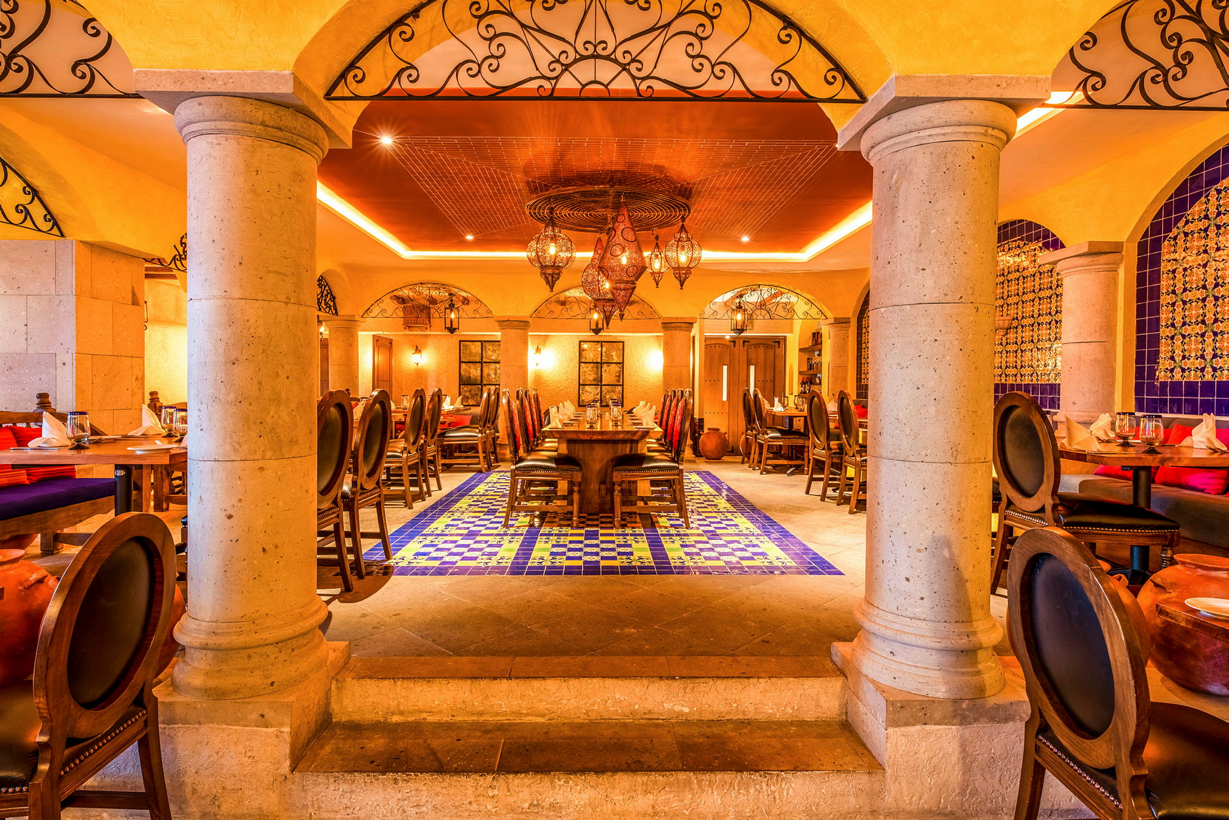 Restaurantindretning med varme farver, elegante stole og mosaikgulv. (AI-genereret tekst)