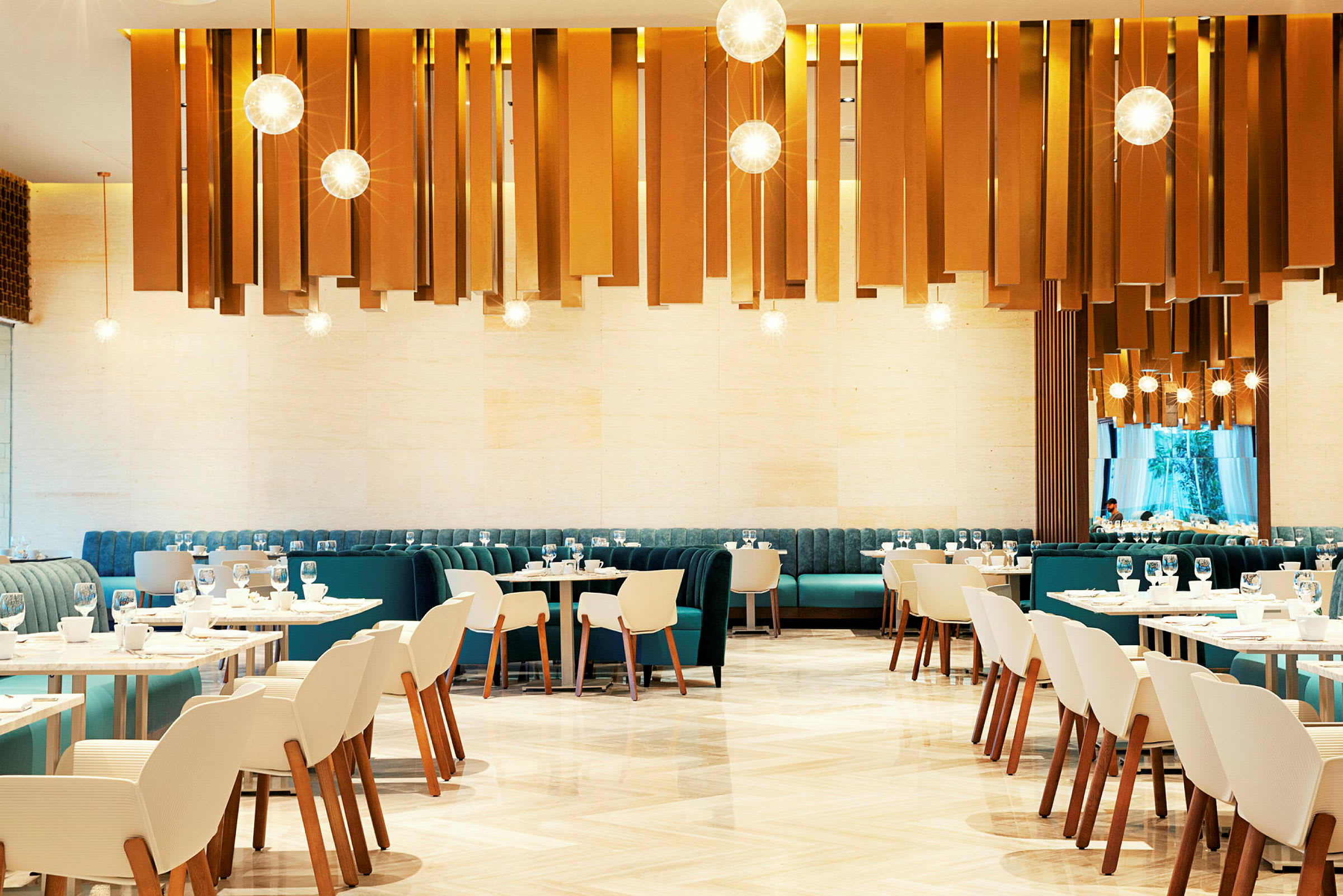 En moderne restaurant med elegante stole og borde. Dekorative lys hænger fra loftet. (AI-genereret tekst)
