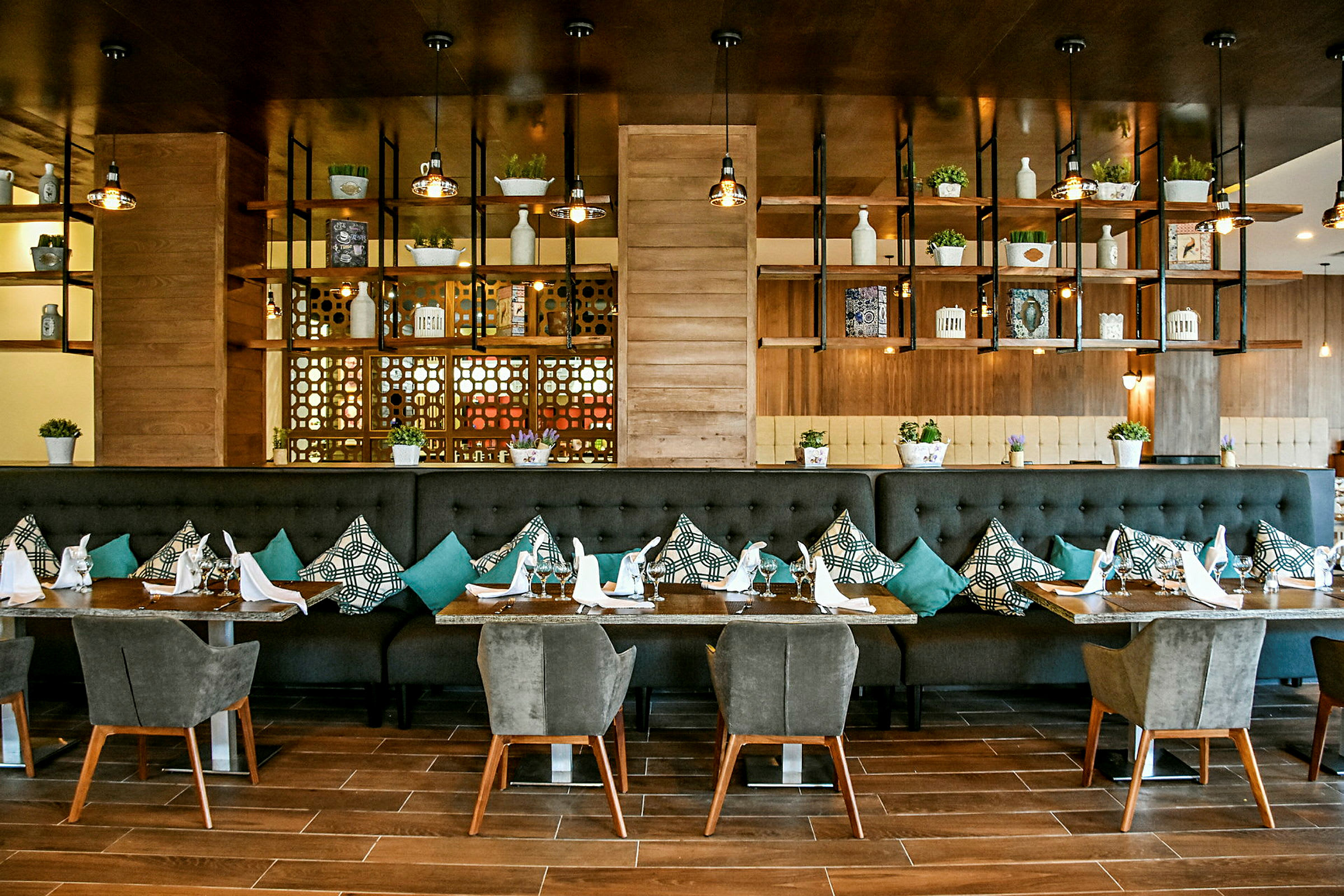 Restaurantmiljø med borde, stole og vægge med dekoration og hylder. (AI-genereret tekst)