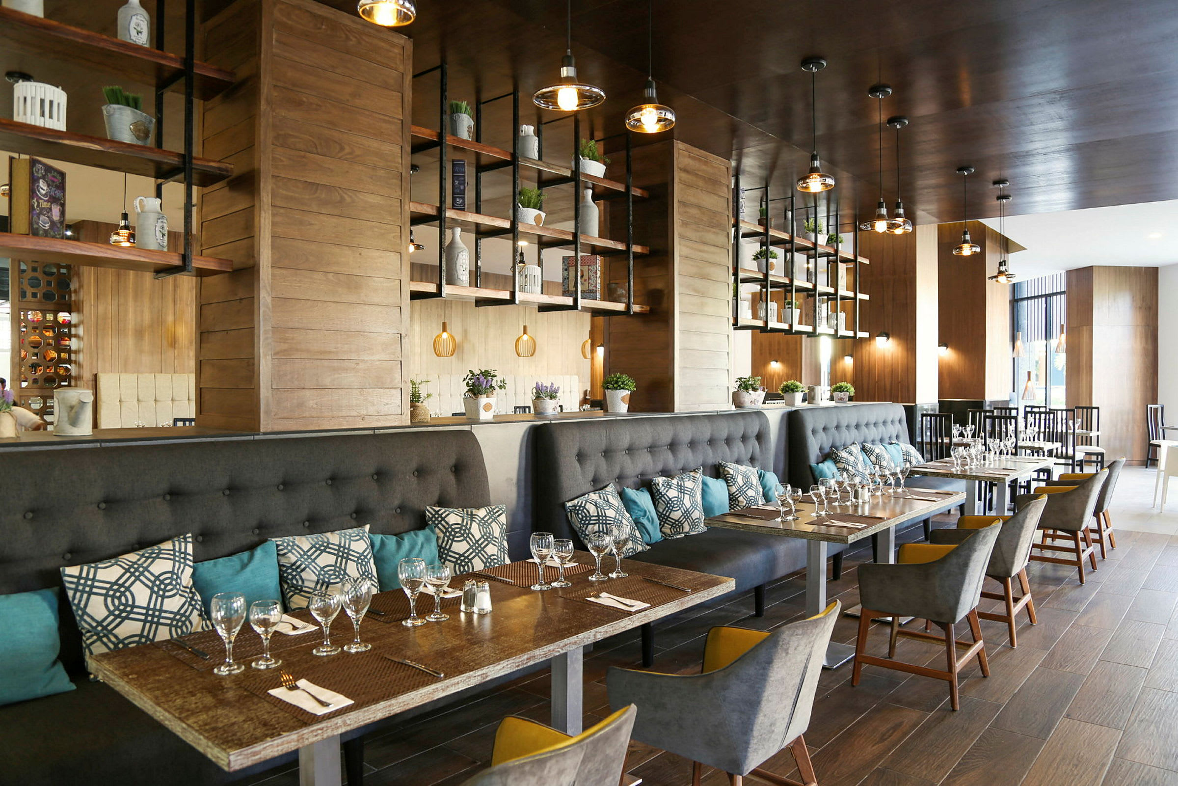Interiørbillede af en elegant restaurant med stilfuld belysning og moderne indretning. (AI-genereret tekst)