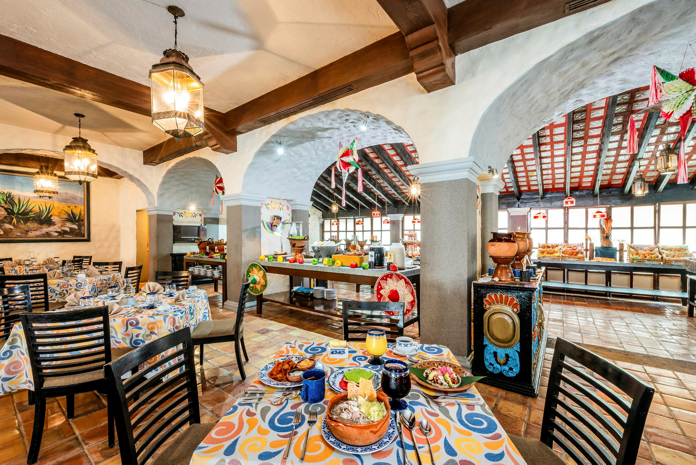 Billede af en farverigt dekoreret restaurant med spiseborde og en buffet til selvbetjening. (AI-genereret tekst)