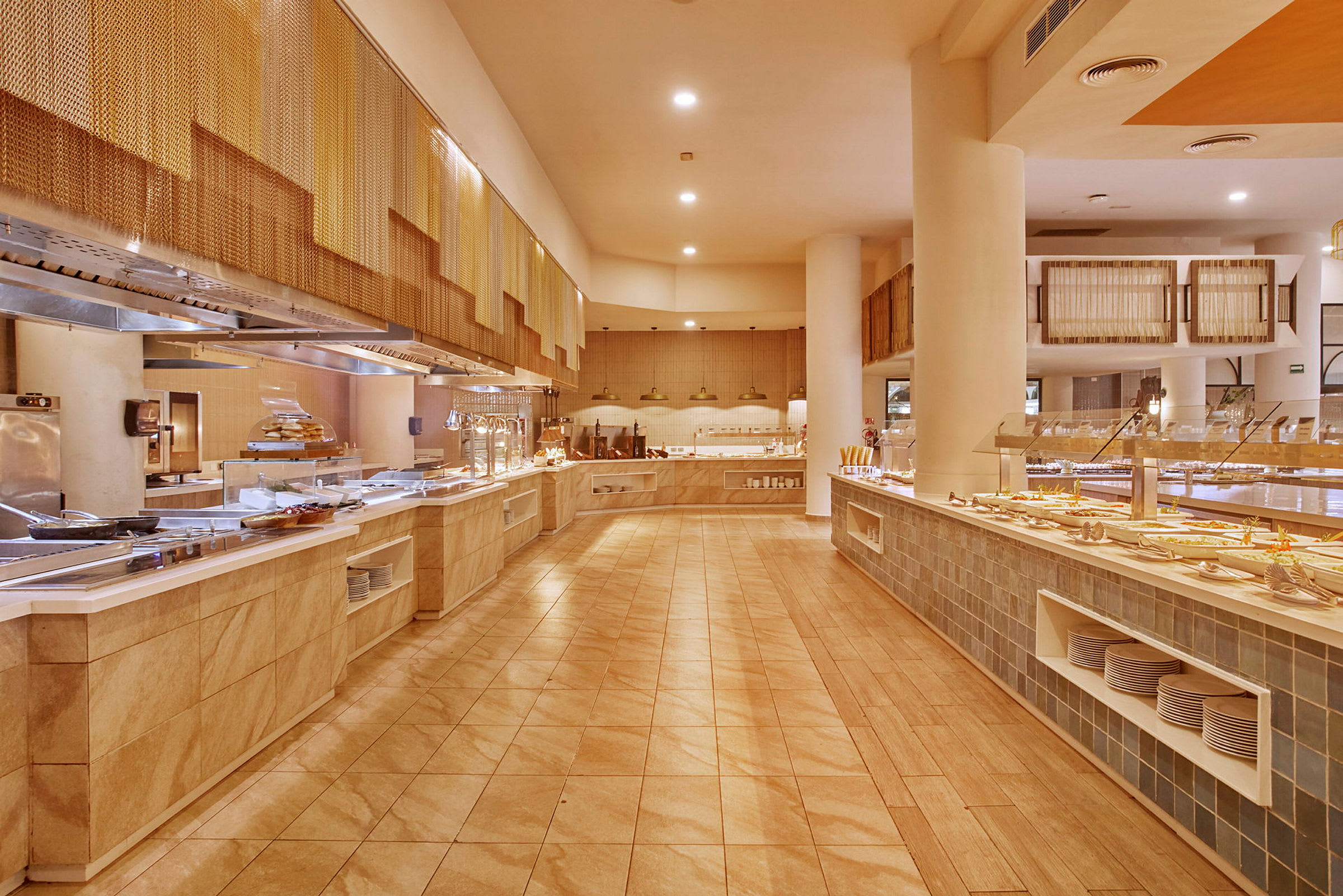 En rummelig og velbelyst buffetrestaurant med moderne faciliteter. (AI-genereret tekst)