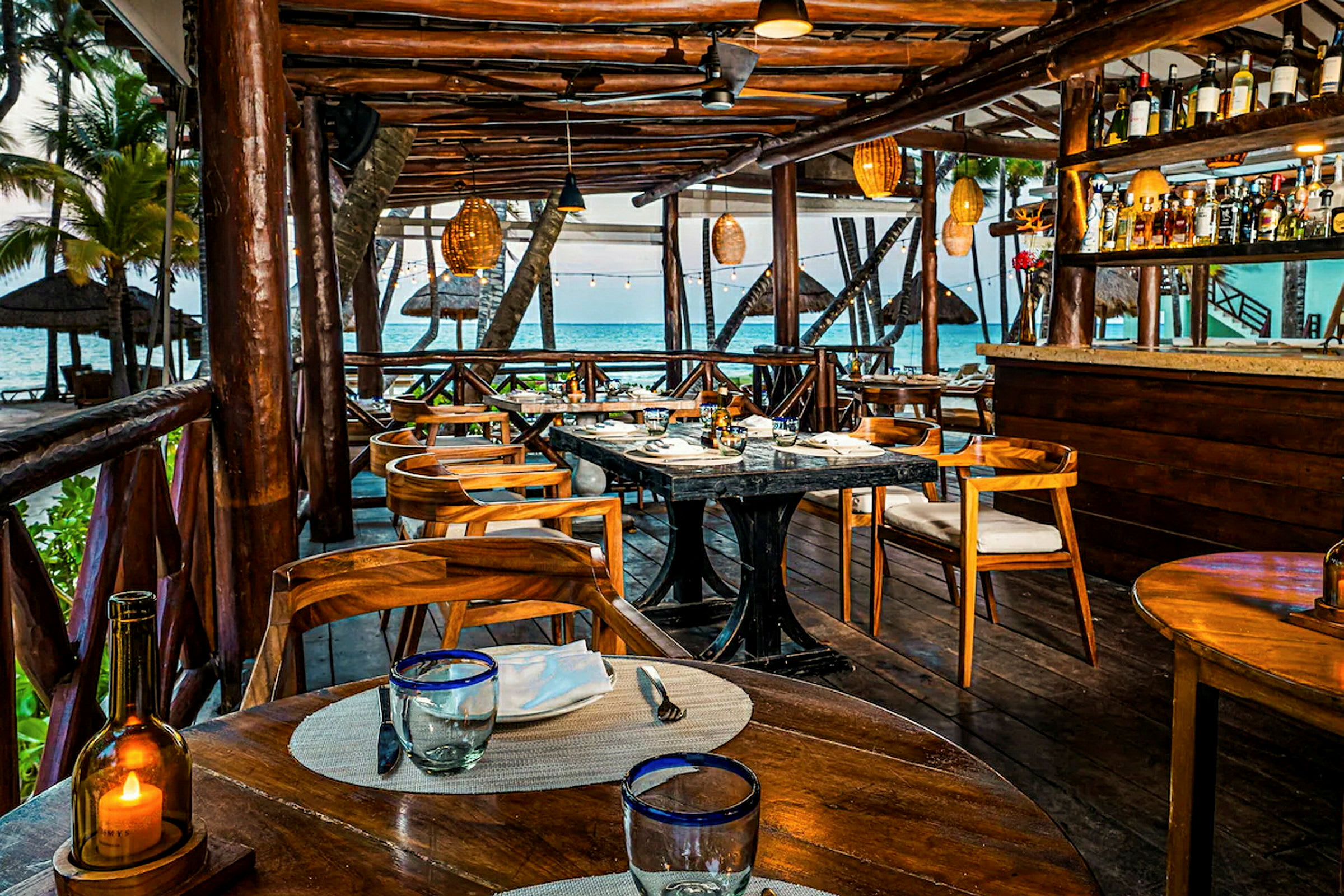En restaurant med træmøbler og havudsigt. (AI-genereret tekst)