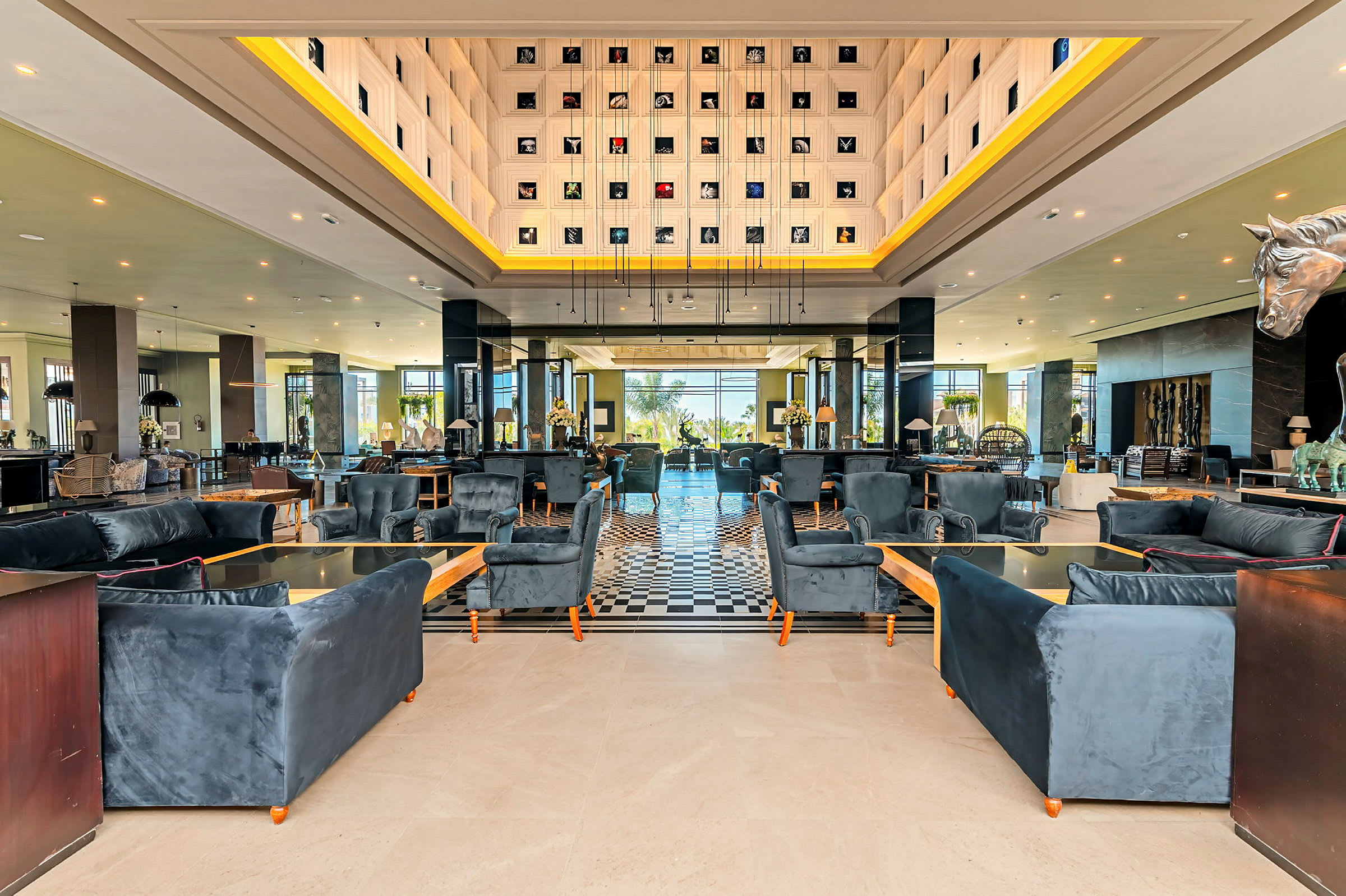 Moderne hotellobby med stiliserede siddegrupper og dekorativ indretning. (AI-genereret tekst)